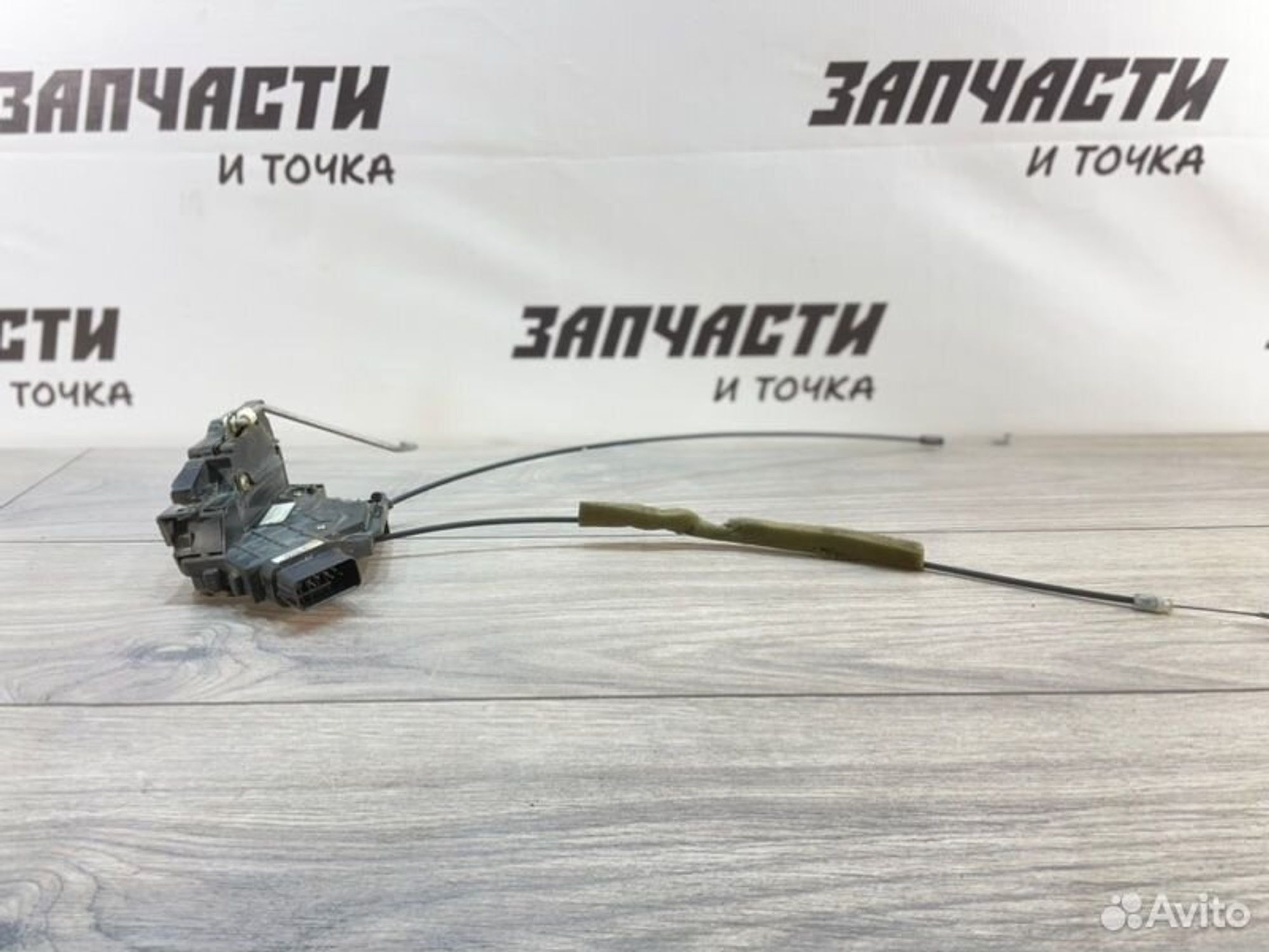 Замок боковой двери передний правый Mazda Axela