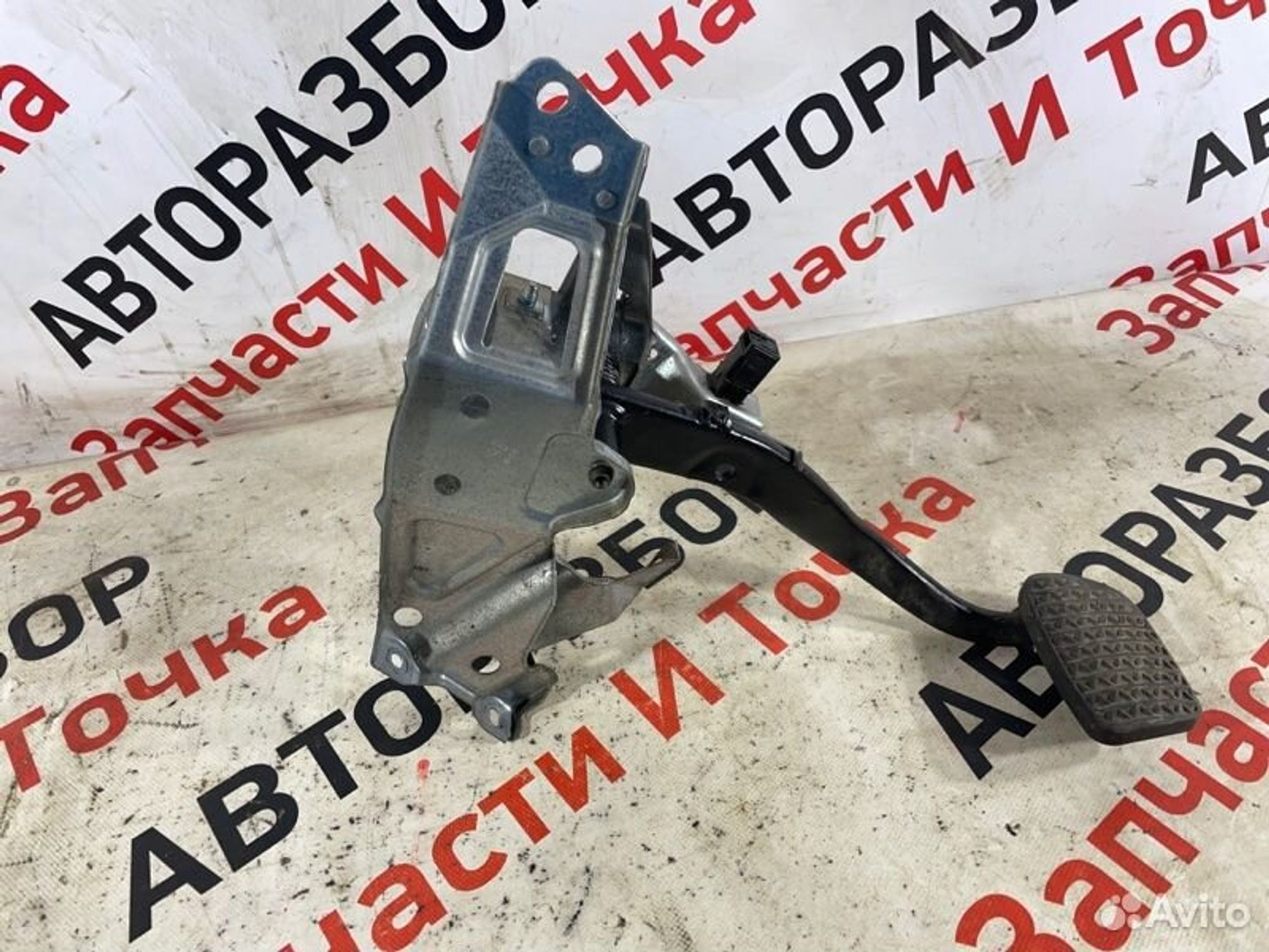 Педаль тормоза Opel Astra H седан Z18XER 1.8 2008