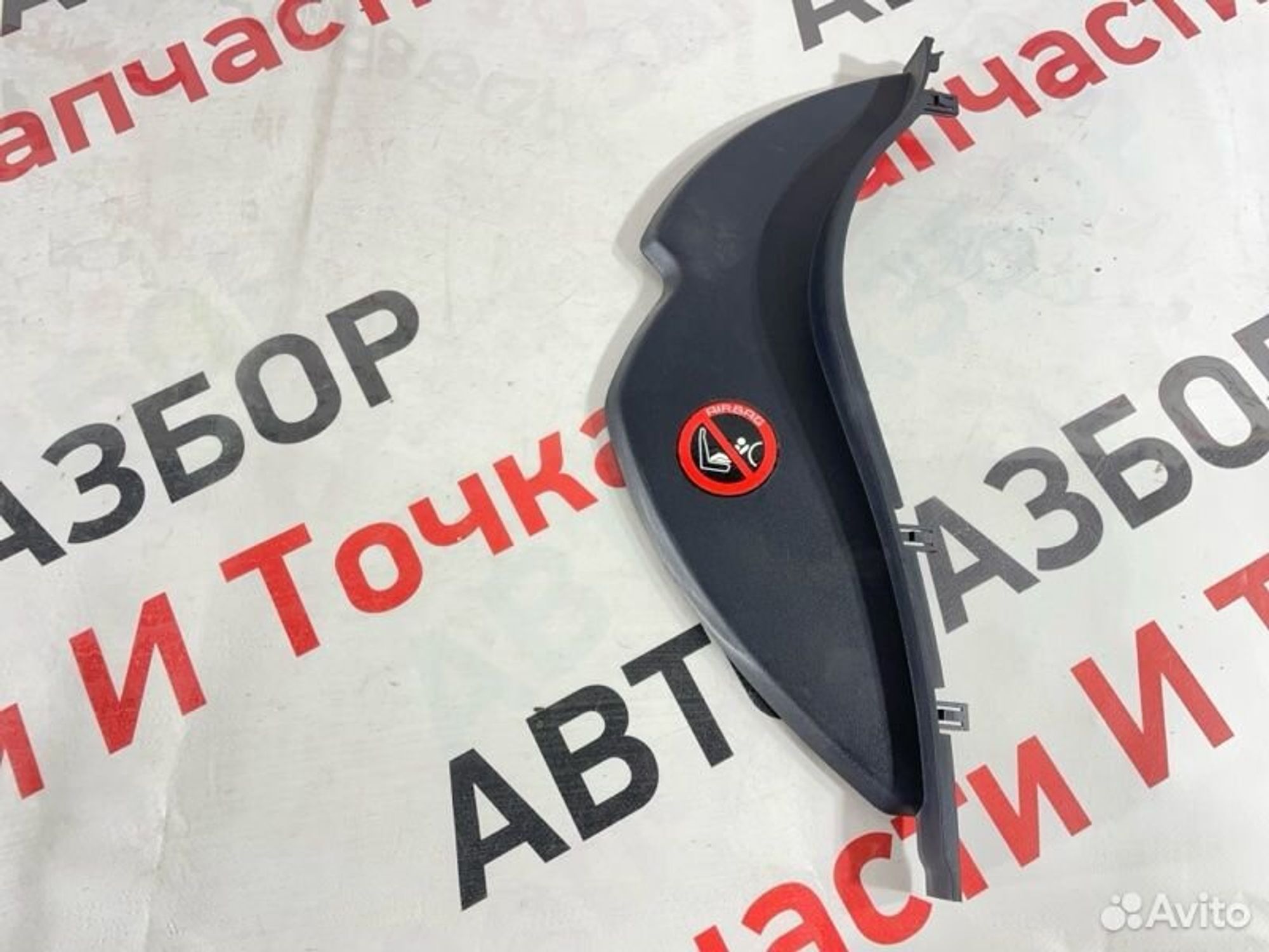 Накладка на торпедо передняя правая Mitsubishi
