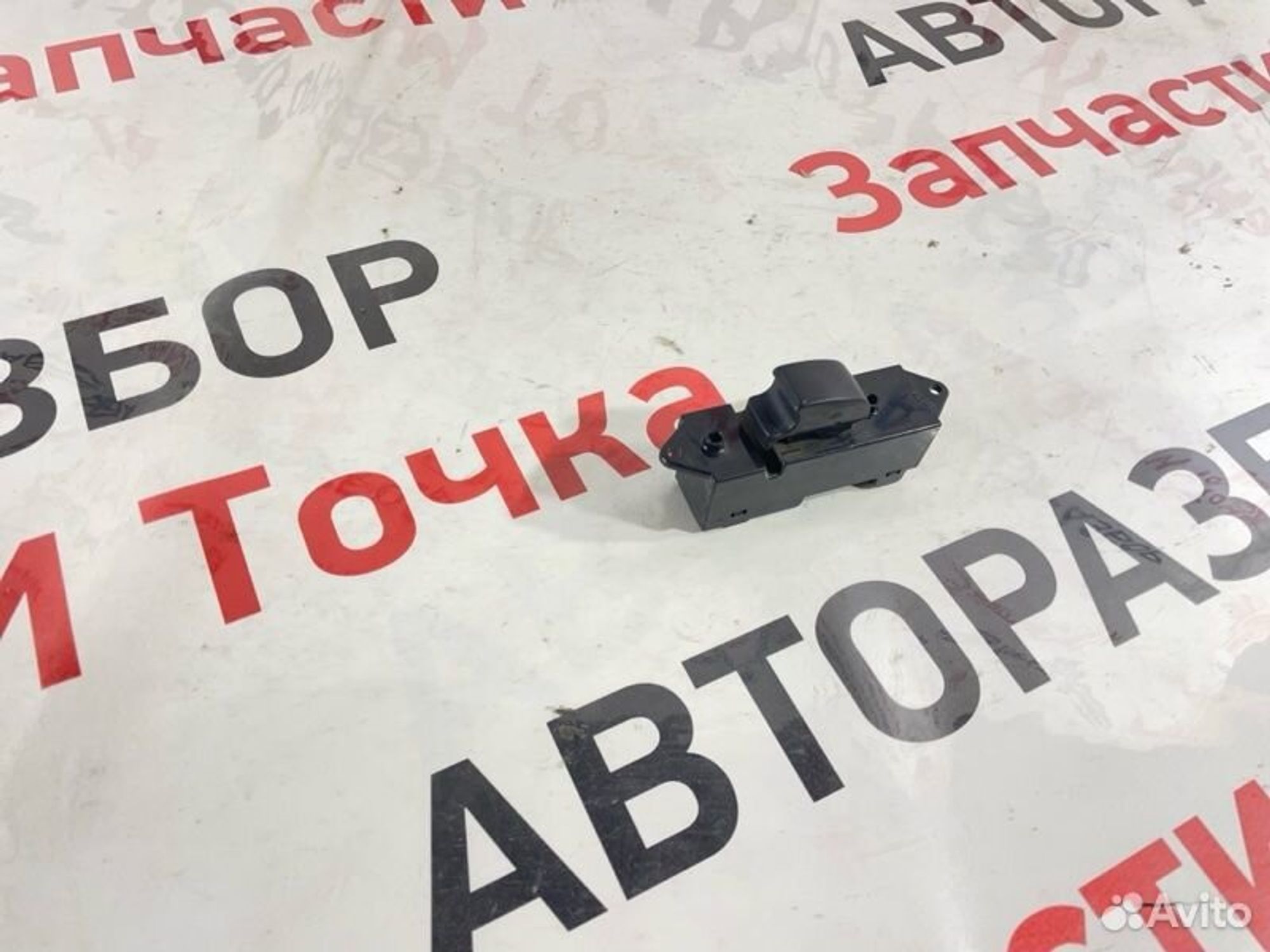 Кнопка стеклоподъемника задняя правая Mitsubishi