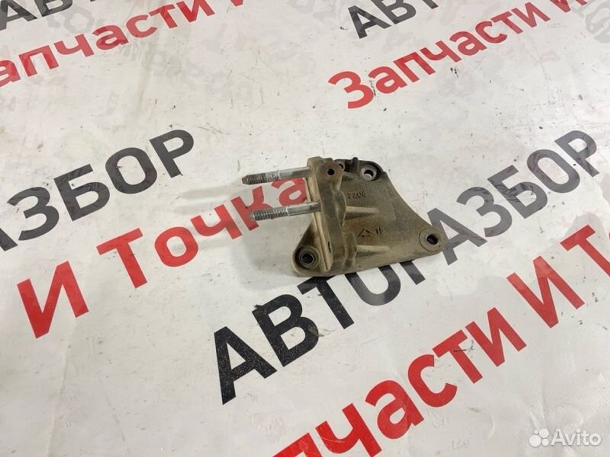 Кронштейн опоры двигателя Mitsubishi Lancer седан