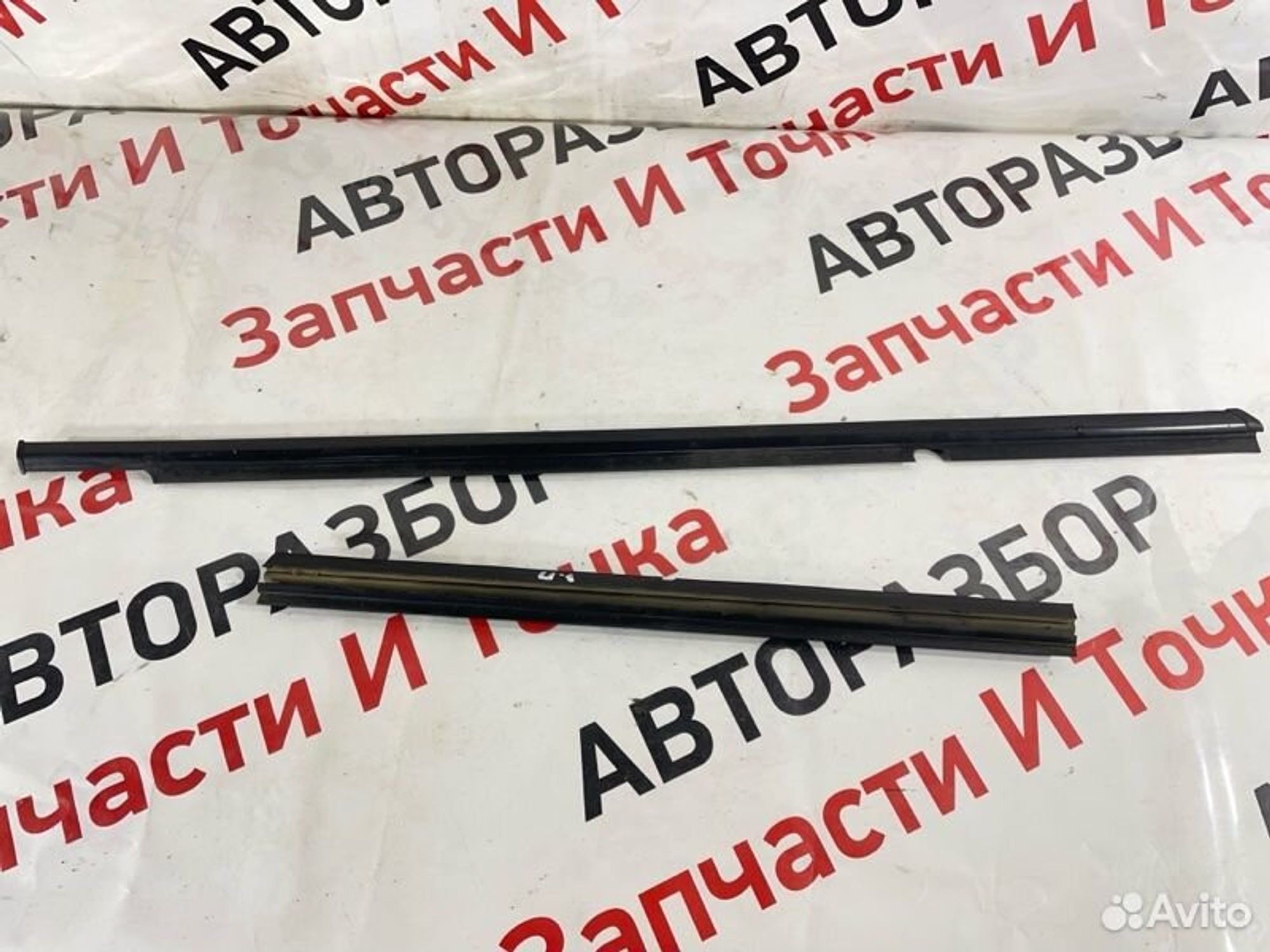 Уплотнитель стекла двери задний правый Mitsubishi