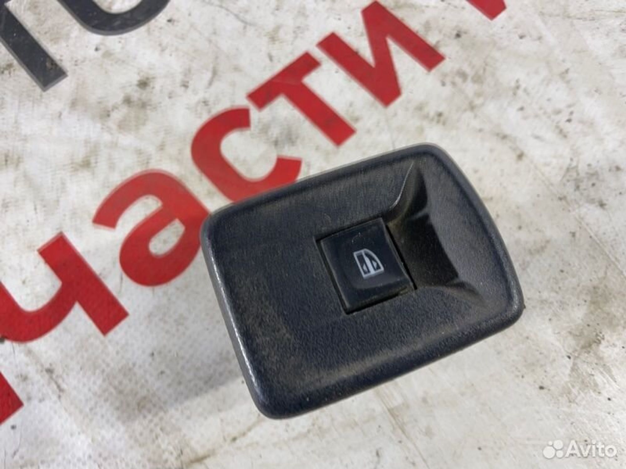 Кнопка стеклоподъемника правая Renault Logan седан