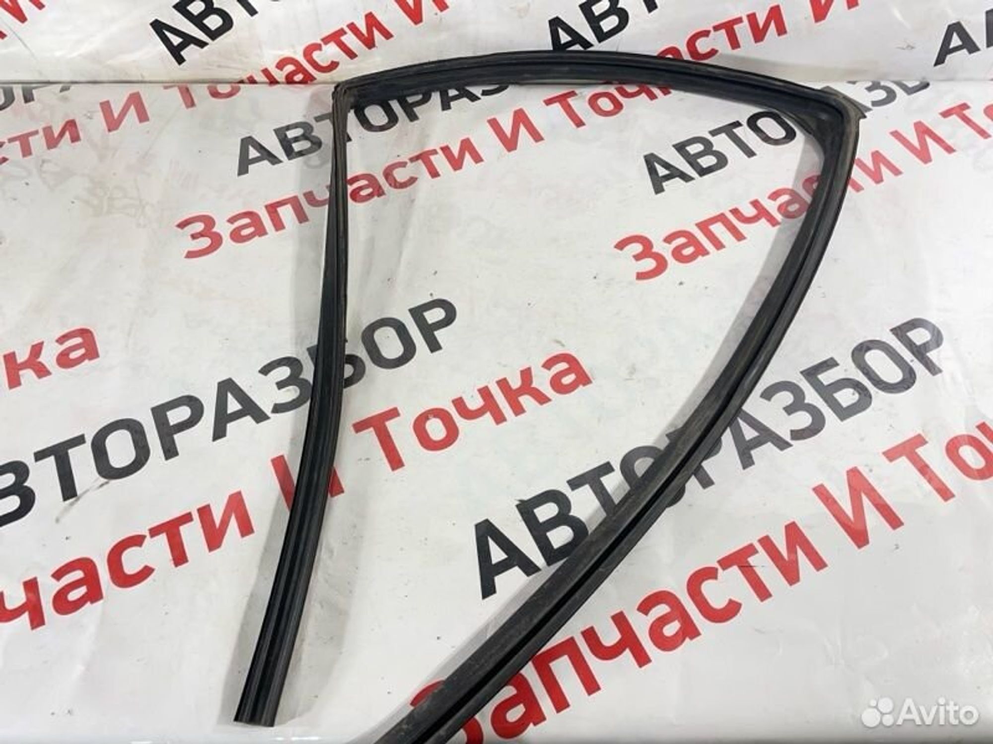 Уплотнитель стекла двери задний правый Mitsubishi
