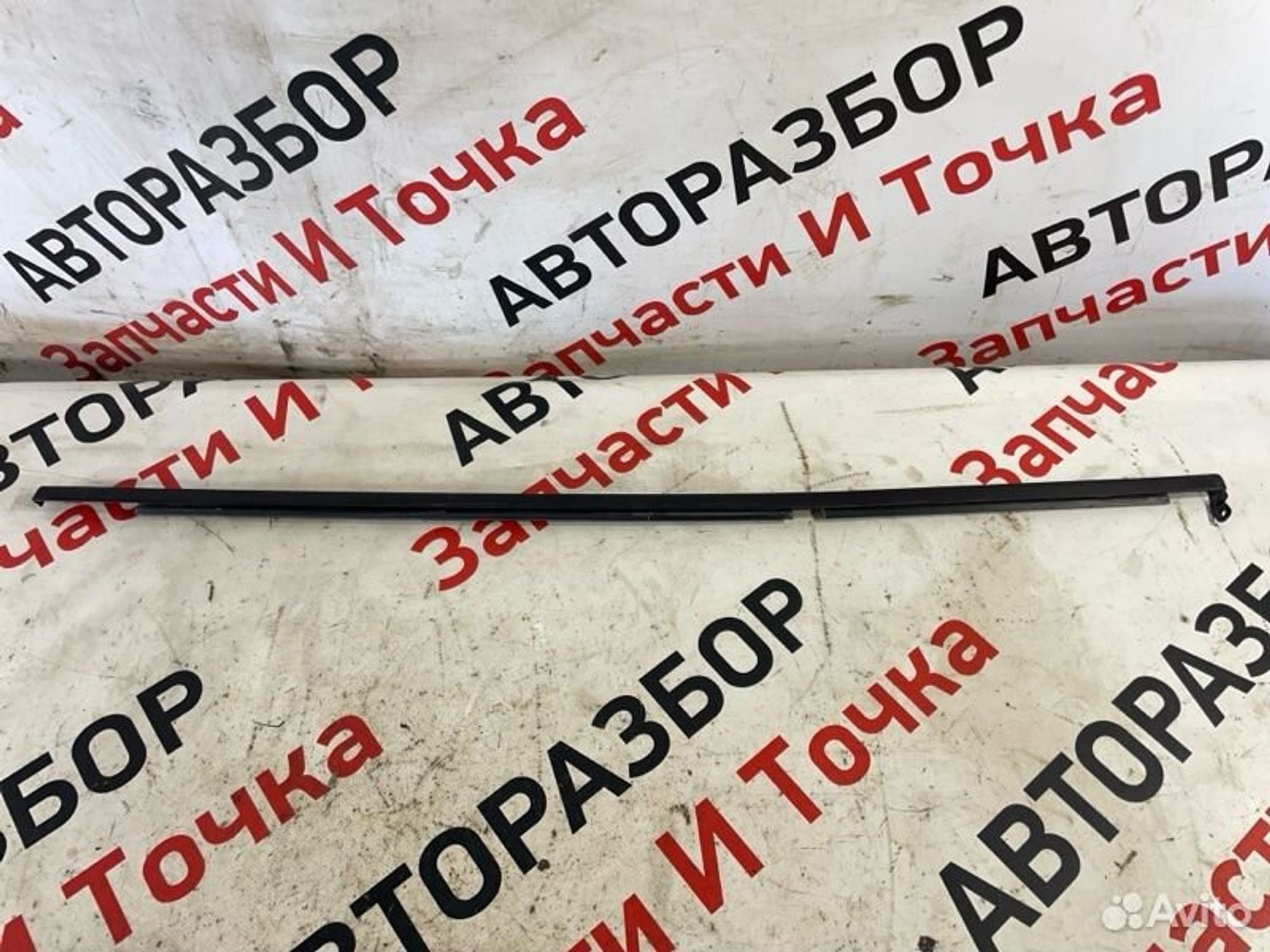 Уплотнитель стекла двери задний левый Mitsubishi