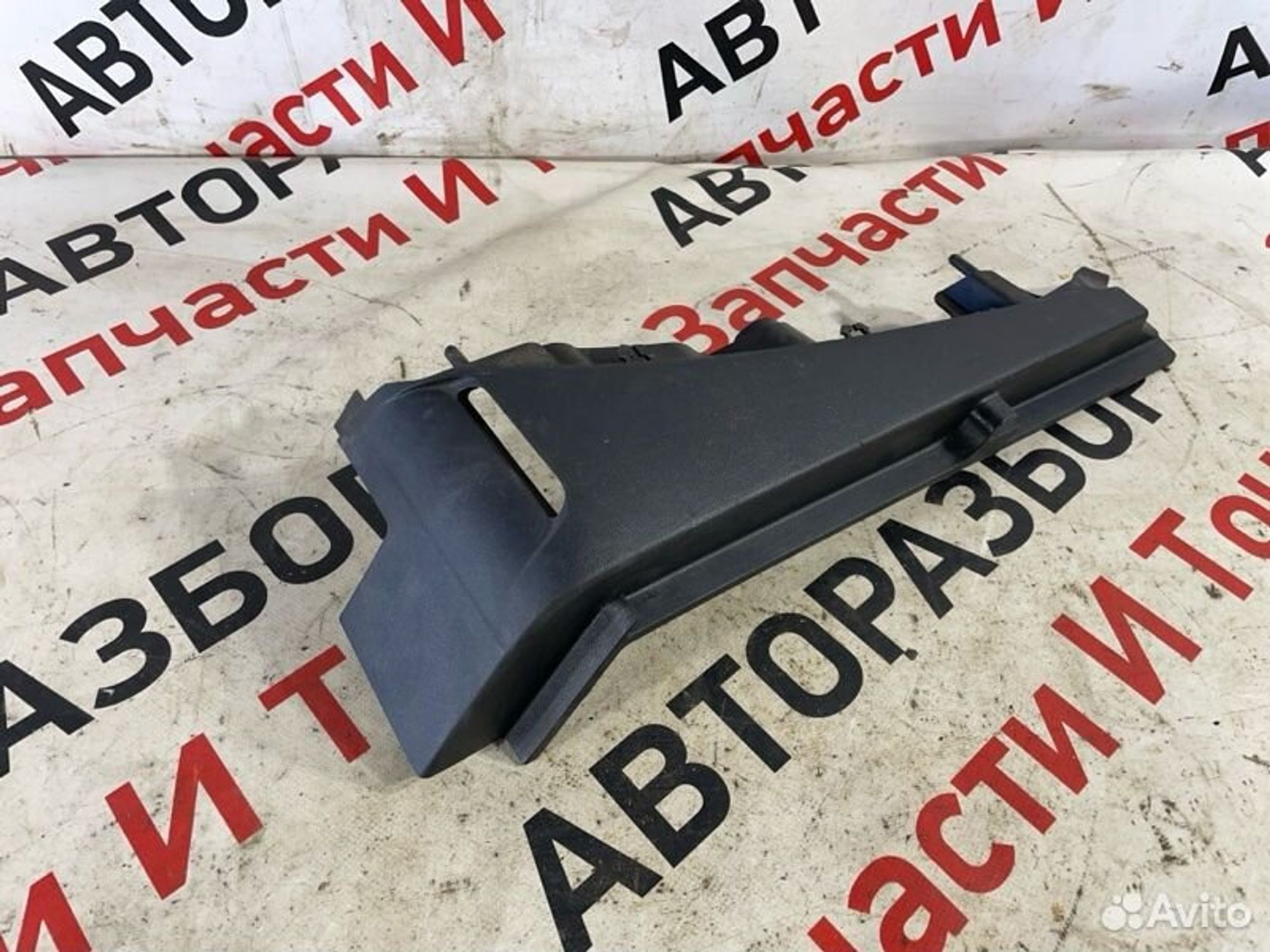 Накладка в салоне задняя правая Skoda Octavia A5