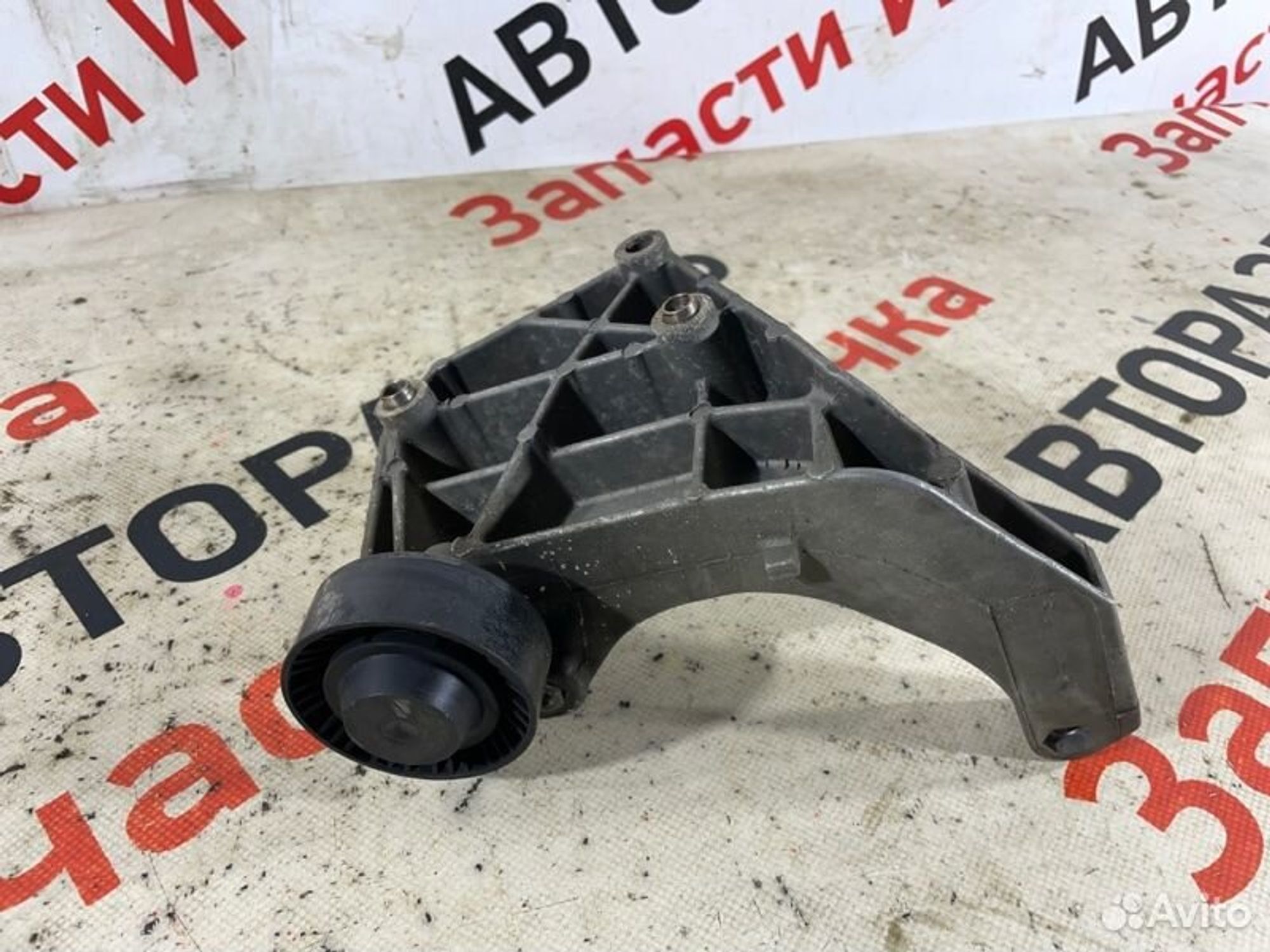 Кронштейн обводного ролика LADA Granta 2190 FL