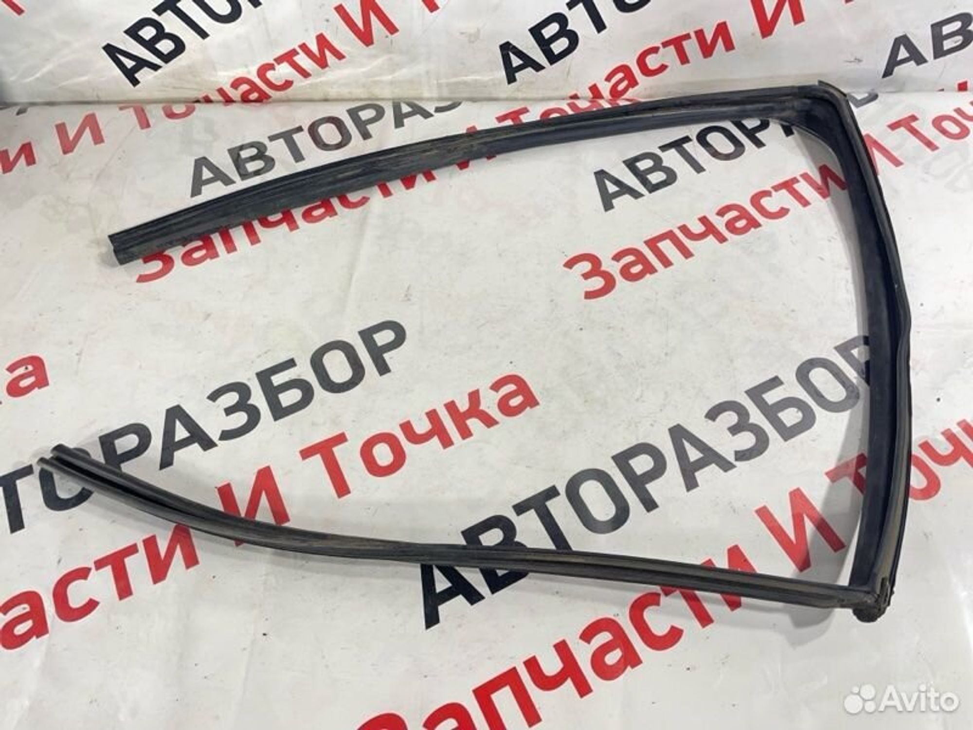 Уплотнитель стекла двери задний левый Mitsubishi