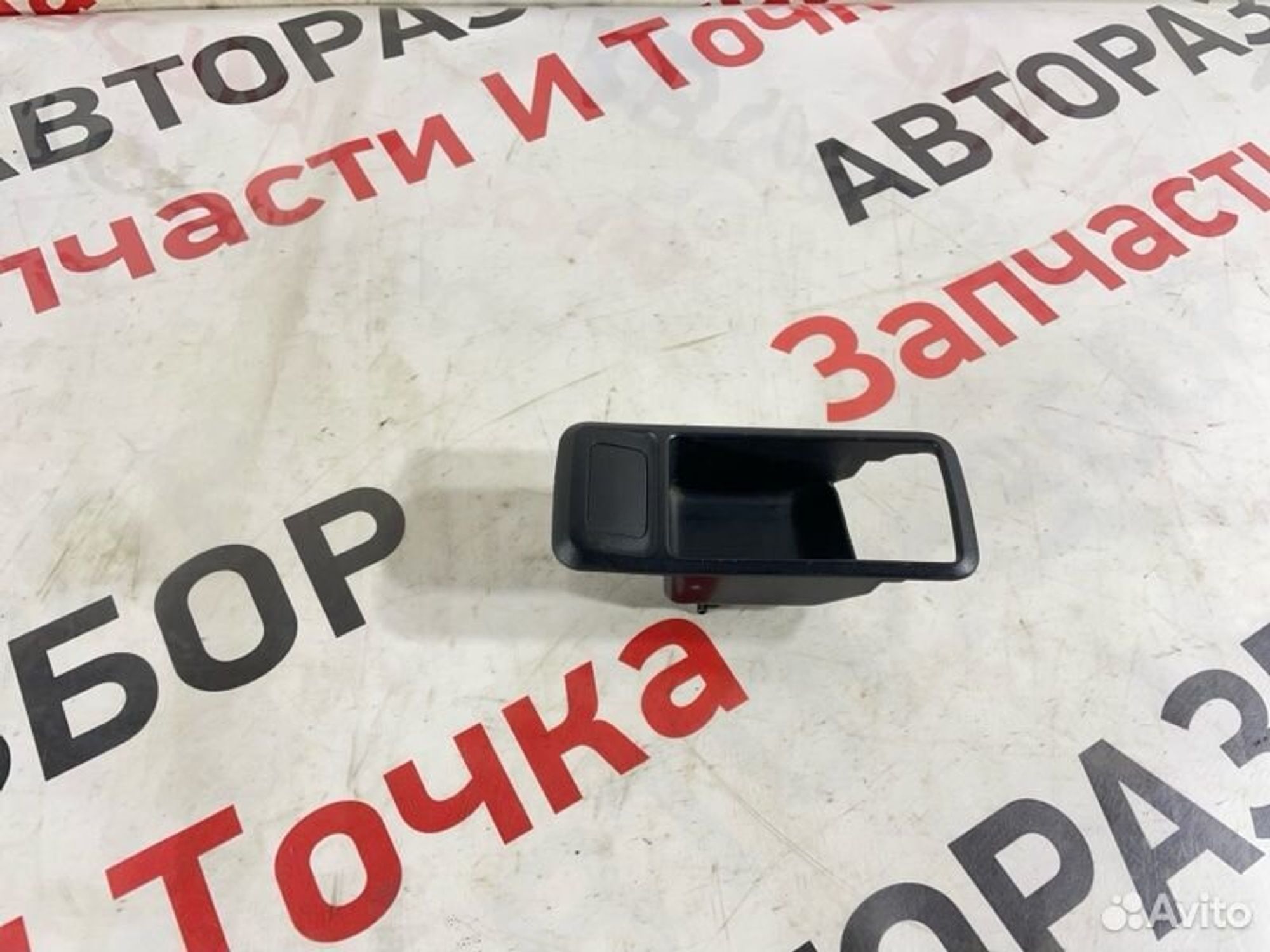Накладка внутренней ручки двери передняя левая