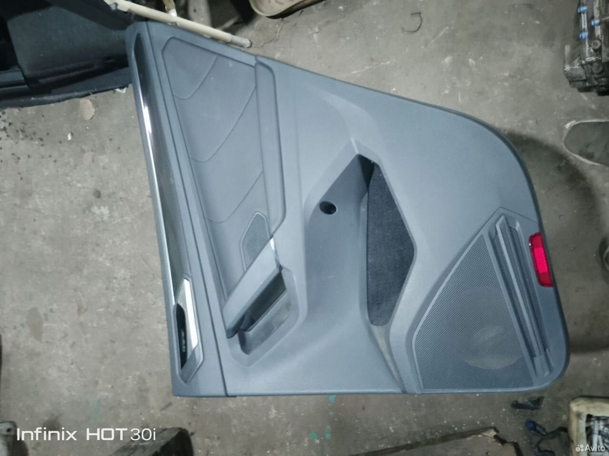 Обшивка двери задняя правая VW Tiguan 2