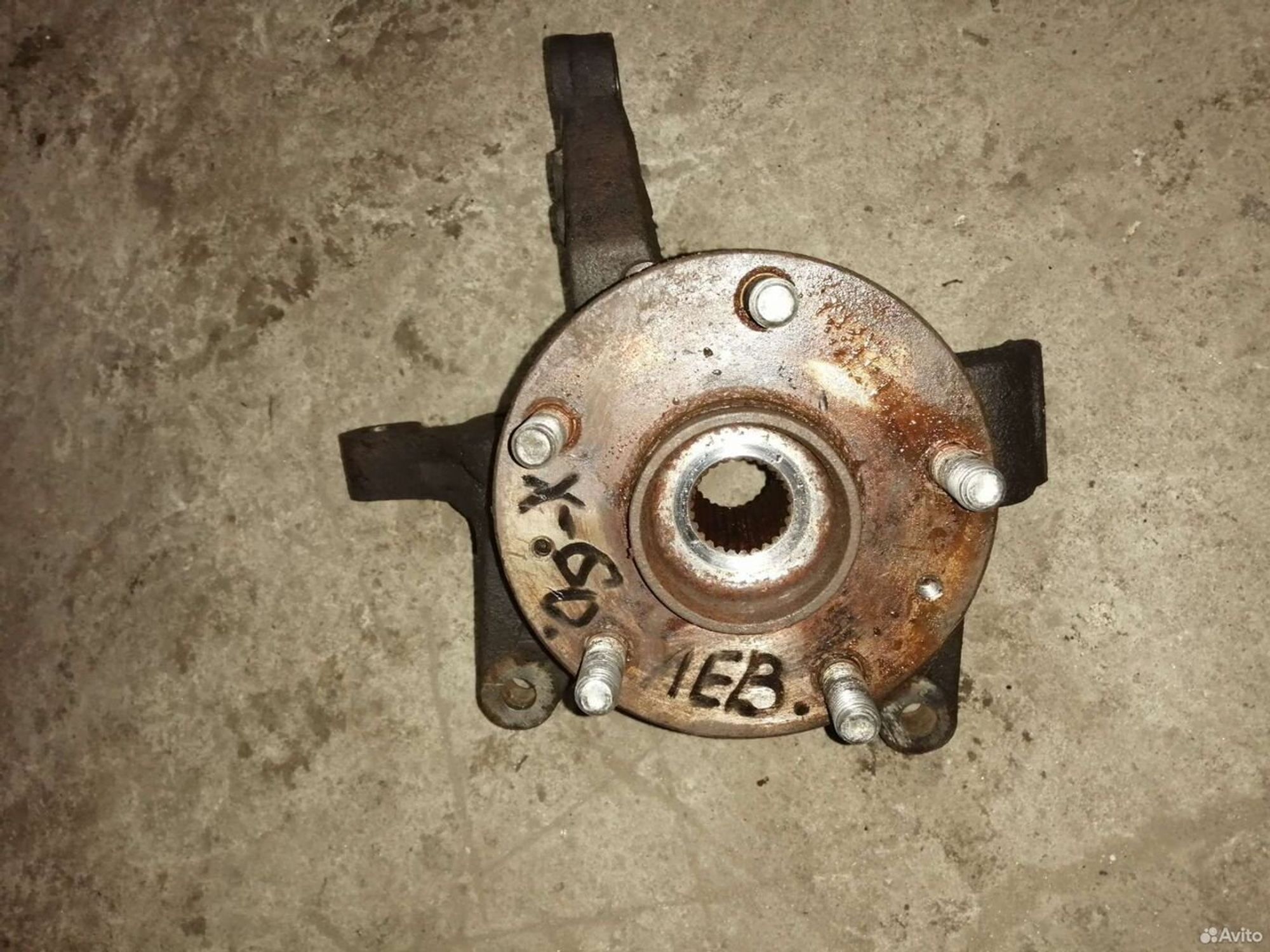Поворотный кулак левый Lifan X60