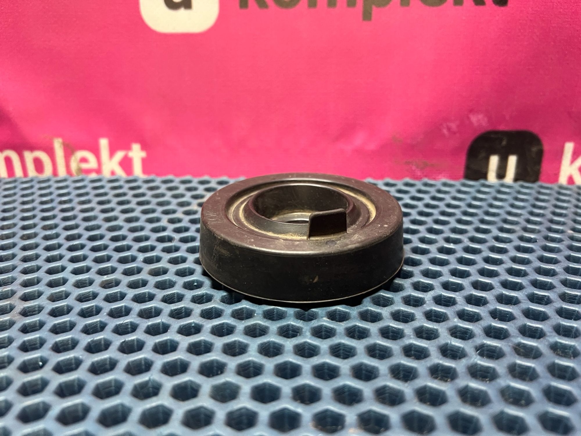 https://gcs.partsauto.market/rn-stockpro.appspot.com/thmbs/userImages/023b849d373d11de63dc0462f16639d7/part/44613ae2-b80f-4fed-85d6-c6e709ab4fa5_1750099467876.jpg