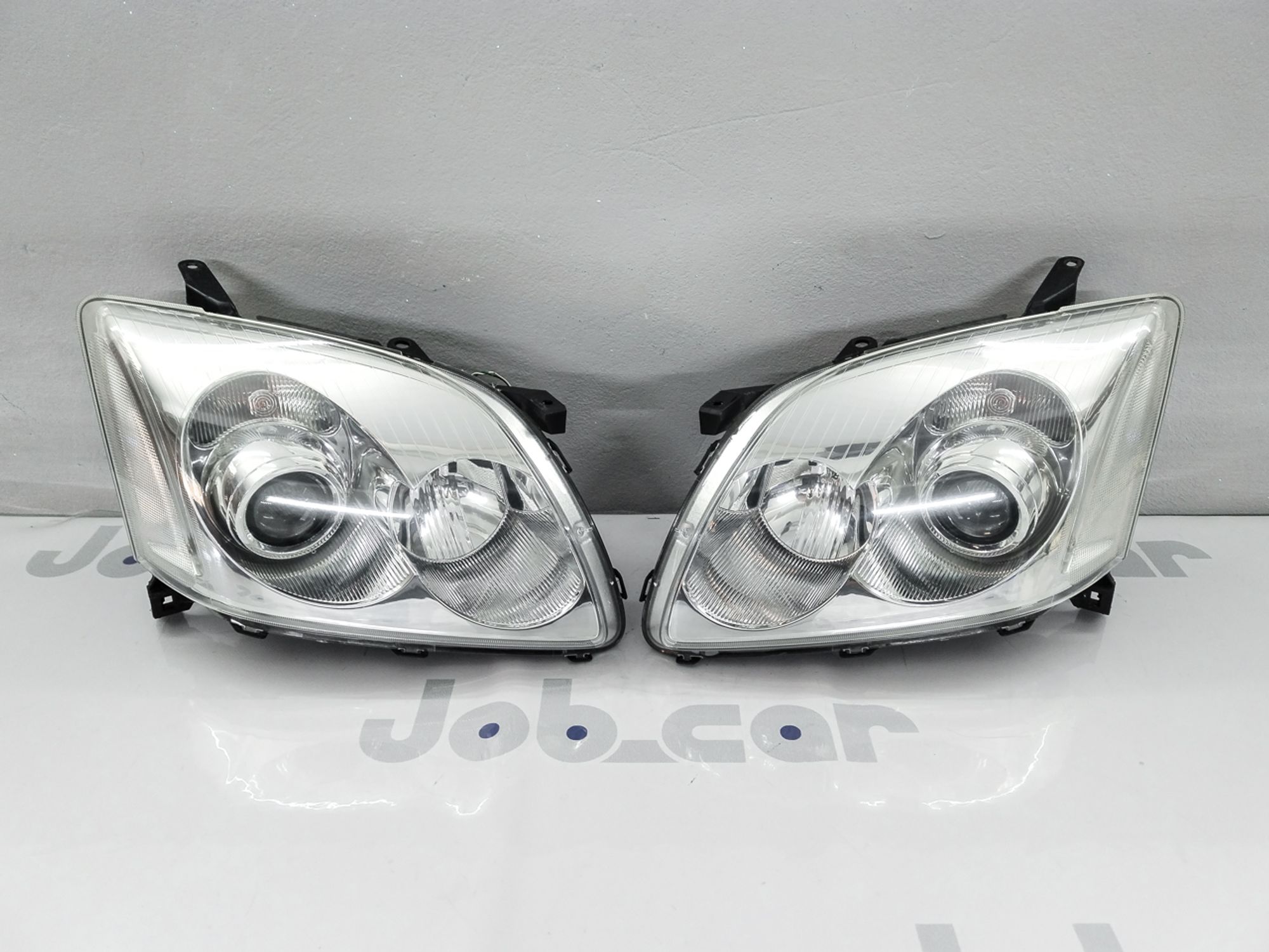 Фары Xenon Toyota Avensis AZT250 2005