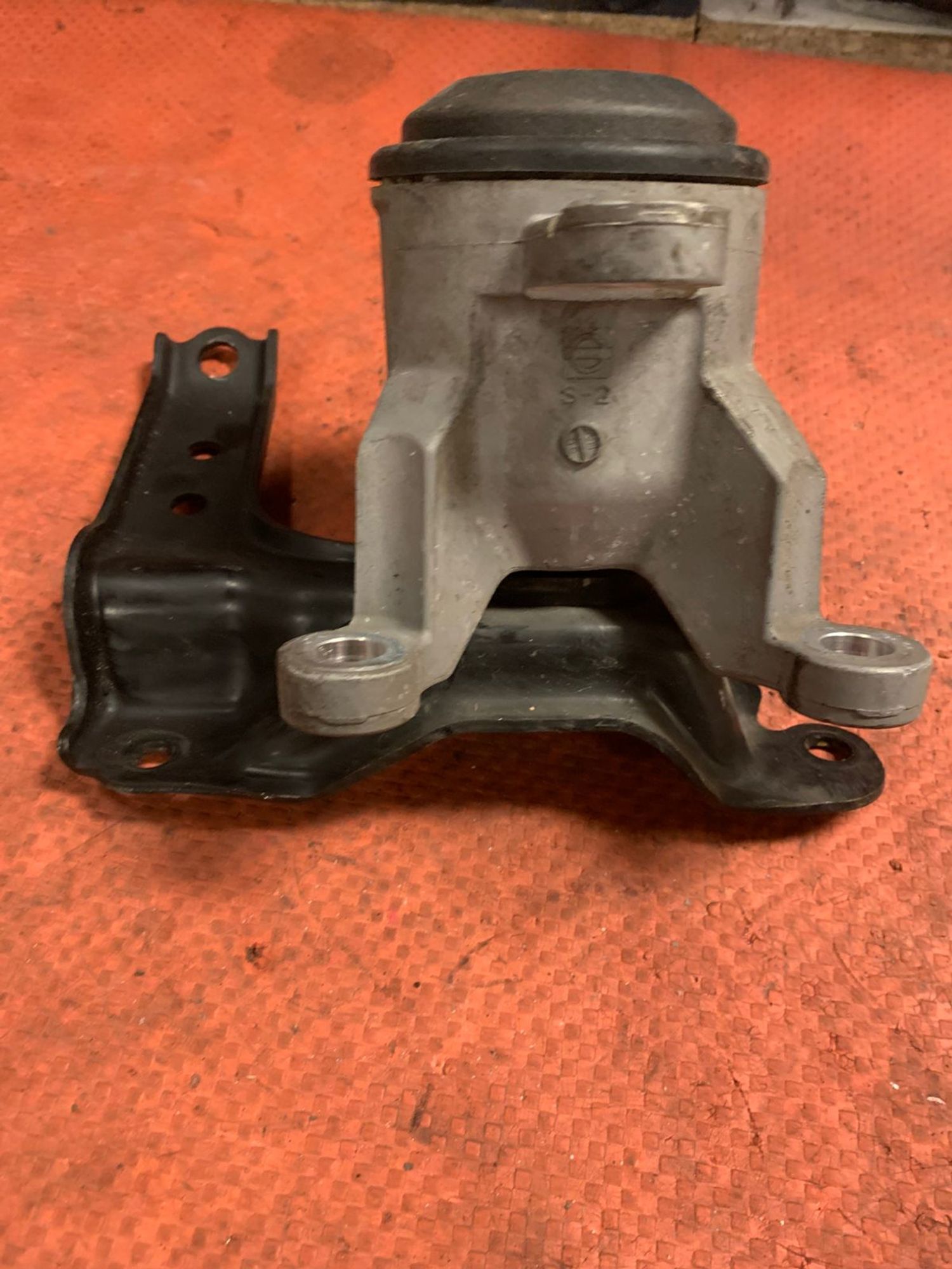 https://gcs.partsauto.market/rn-stockpro.appspot.com/thmbs/userImages/4bc412e58a1c6cab6d9447373f981aa7/part/354b4fe1-5403-4f40-aa6a-61c080b55b60_1745580057815.jpg