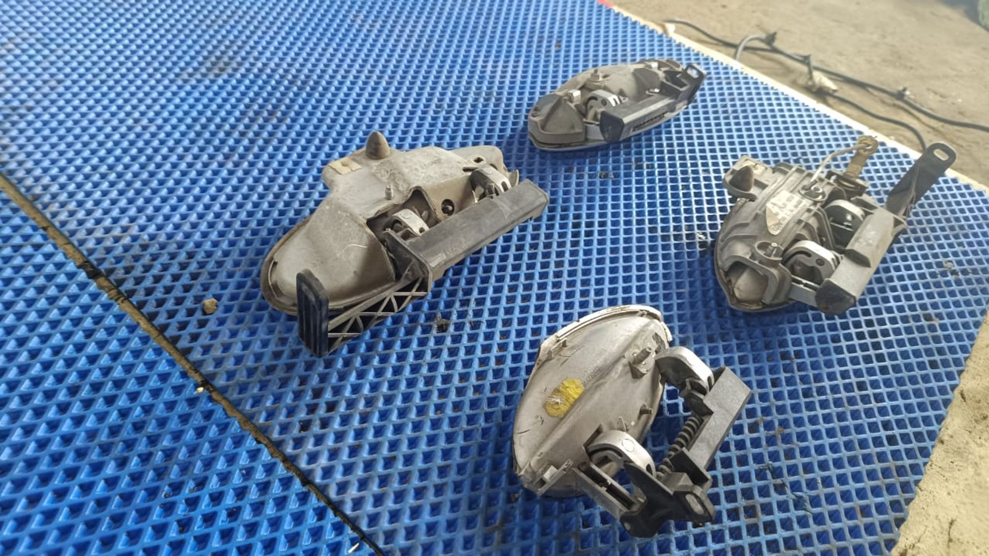 https://gcs.partsauto.market/rn-stockpro.appspot.com/thmbs/userImages/72ad5fba4727bffbc6ea9a8c61494201/part/25ef485c-498b-4a9f-8129-1273c8a60103_1747037828533.jpg