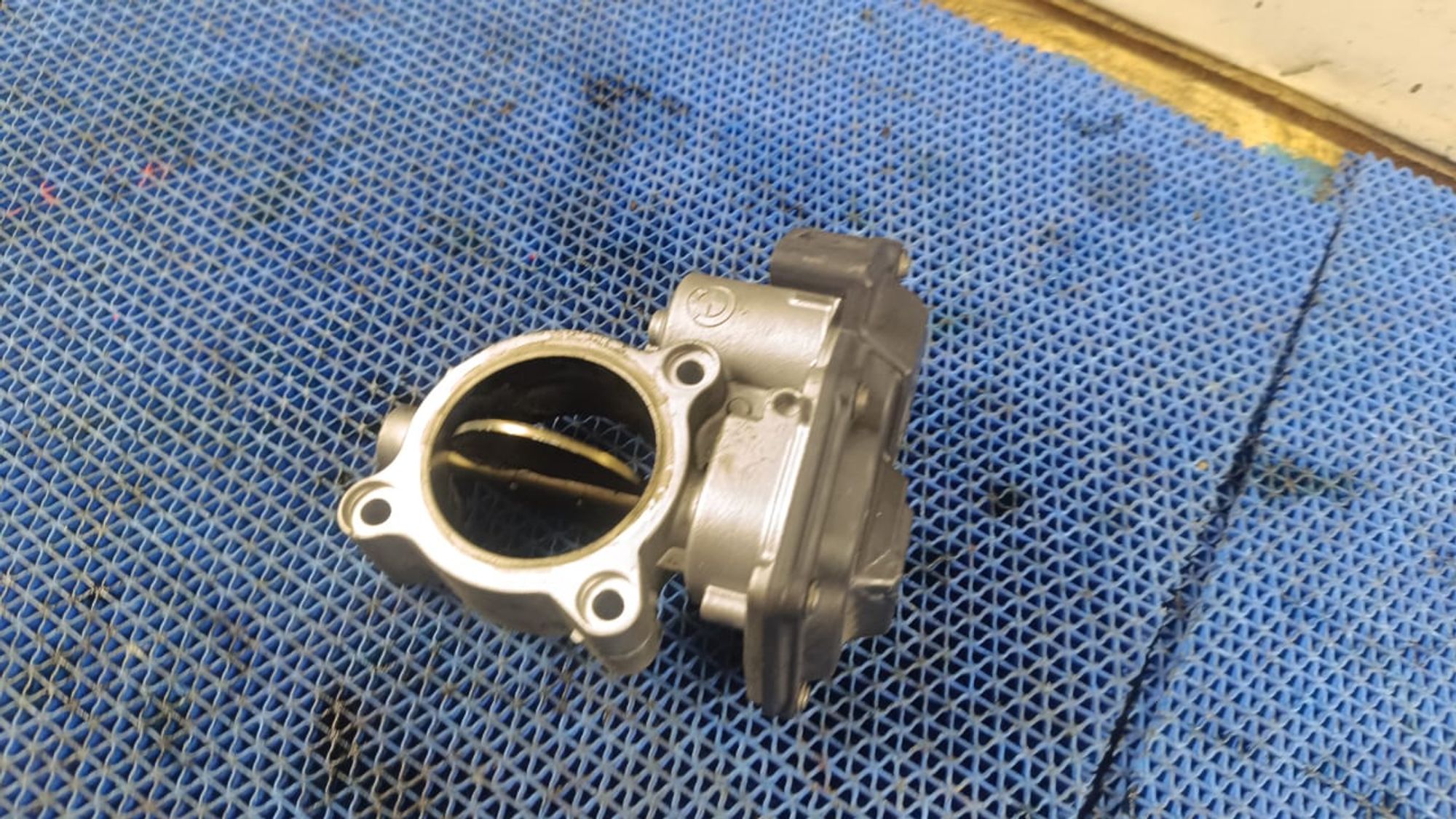 https://gcs.partsauto.market/rn-stockpro.appspot.com/thmbs/userImages/72ad5fba4727bffbc6ea9a8c61494201/part/2f0bb5eb-f326-488b-90ed-165a33e43a05_1747303937618.jpg