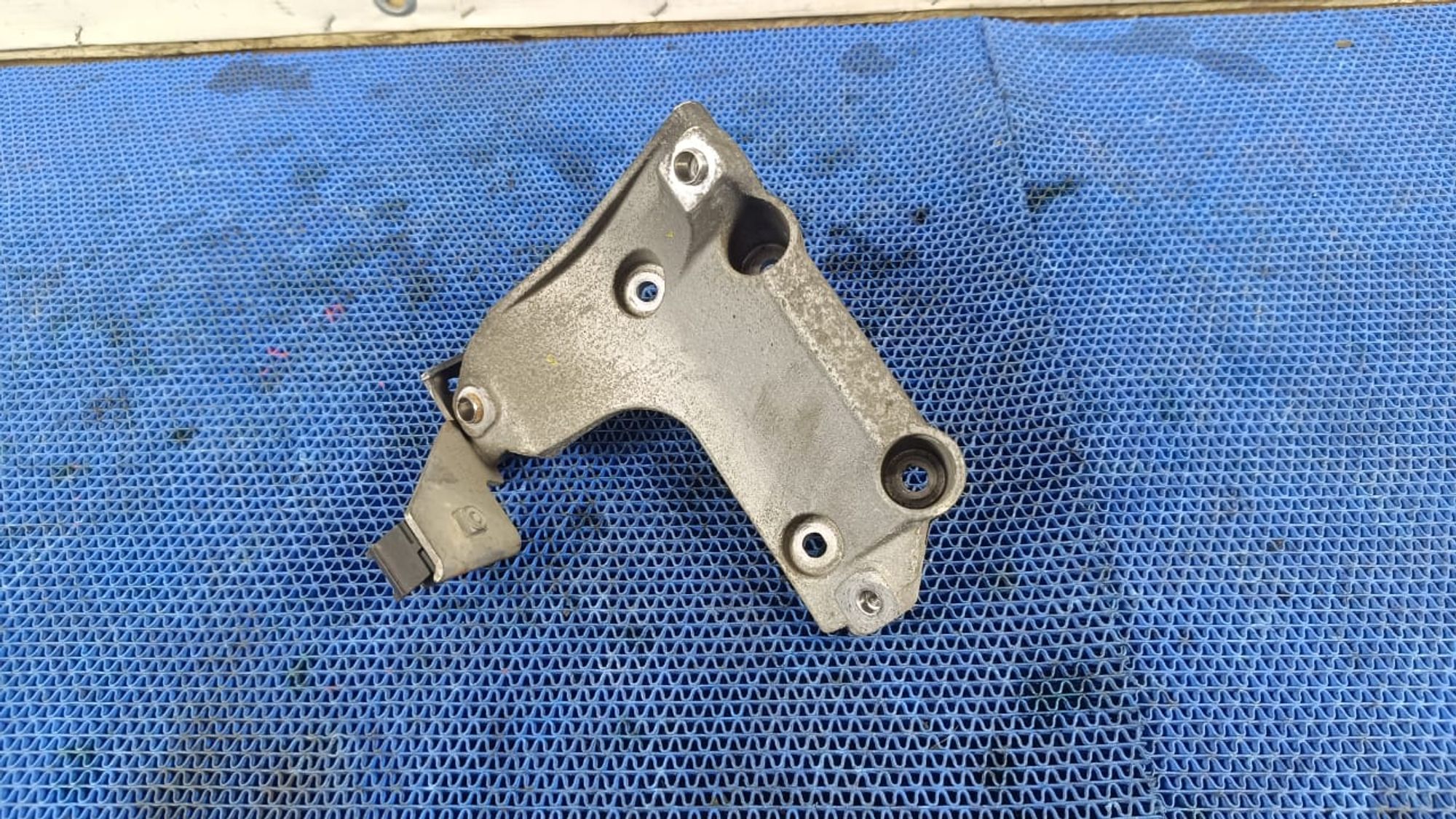 https://gcs.partsauto.market/rn-stockpro.appspot.com/thmbs/userImages/72ad5fba4727bffbc6ea9a8c61494201/part/62eeec20-6e32-4f2f-9441-94a572c42bd2_1745868826351.jpg