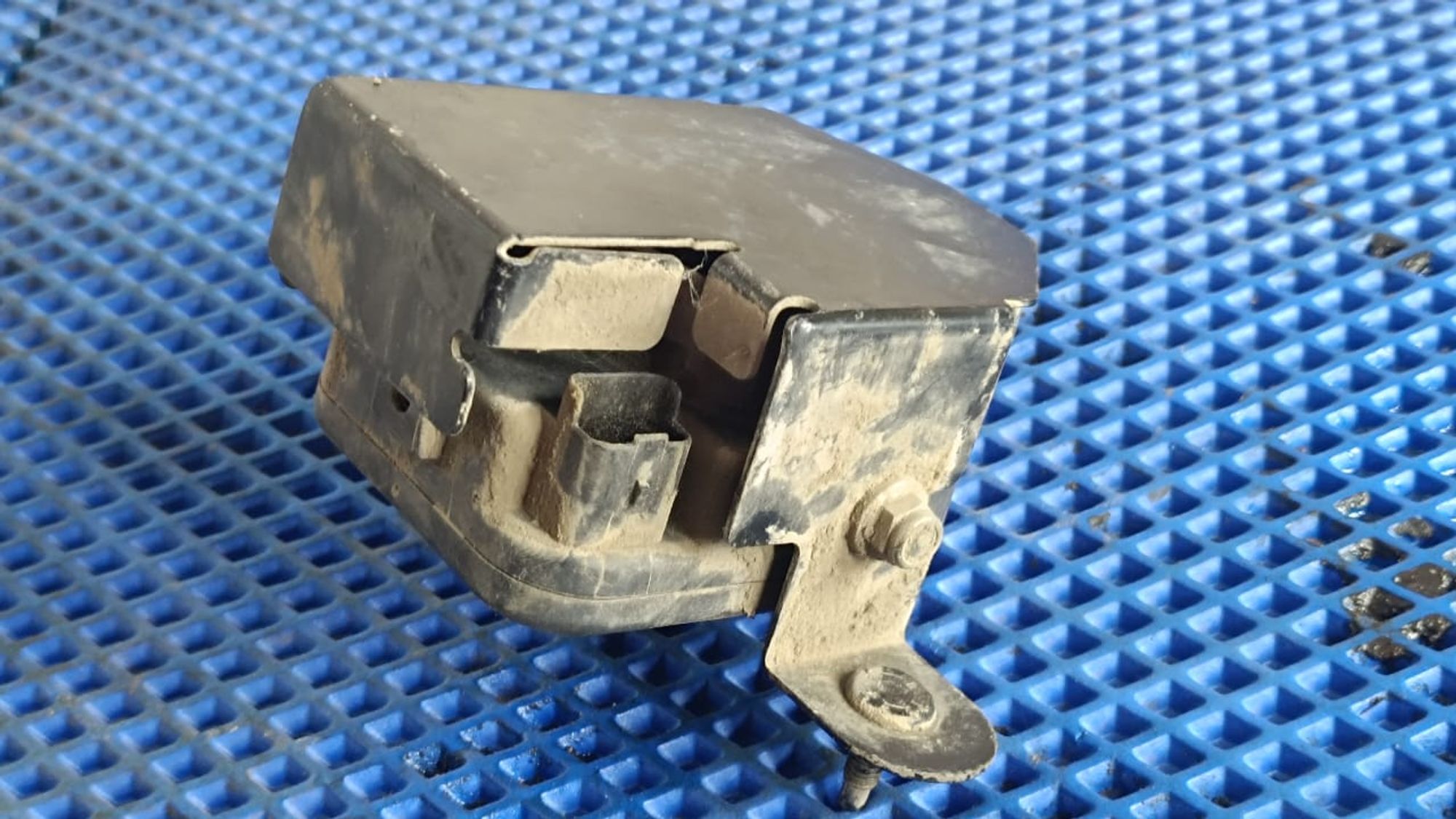 https://gcs.partsauto.market/rn-stockpro.appspot.com/thmbs/userImages/72ad5fba4727bffbc6ea9a8c61494201/part/87bc0a91-fcda-4496-8d15-c0627e8a30e8_1746953101055.jpg