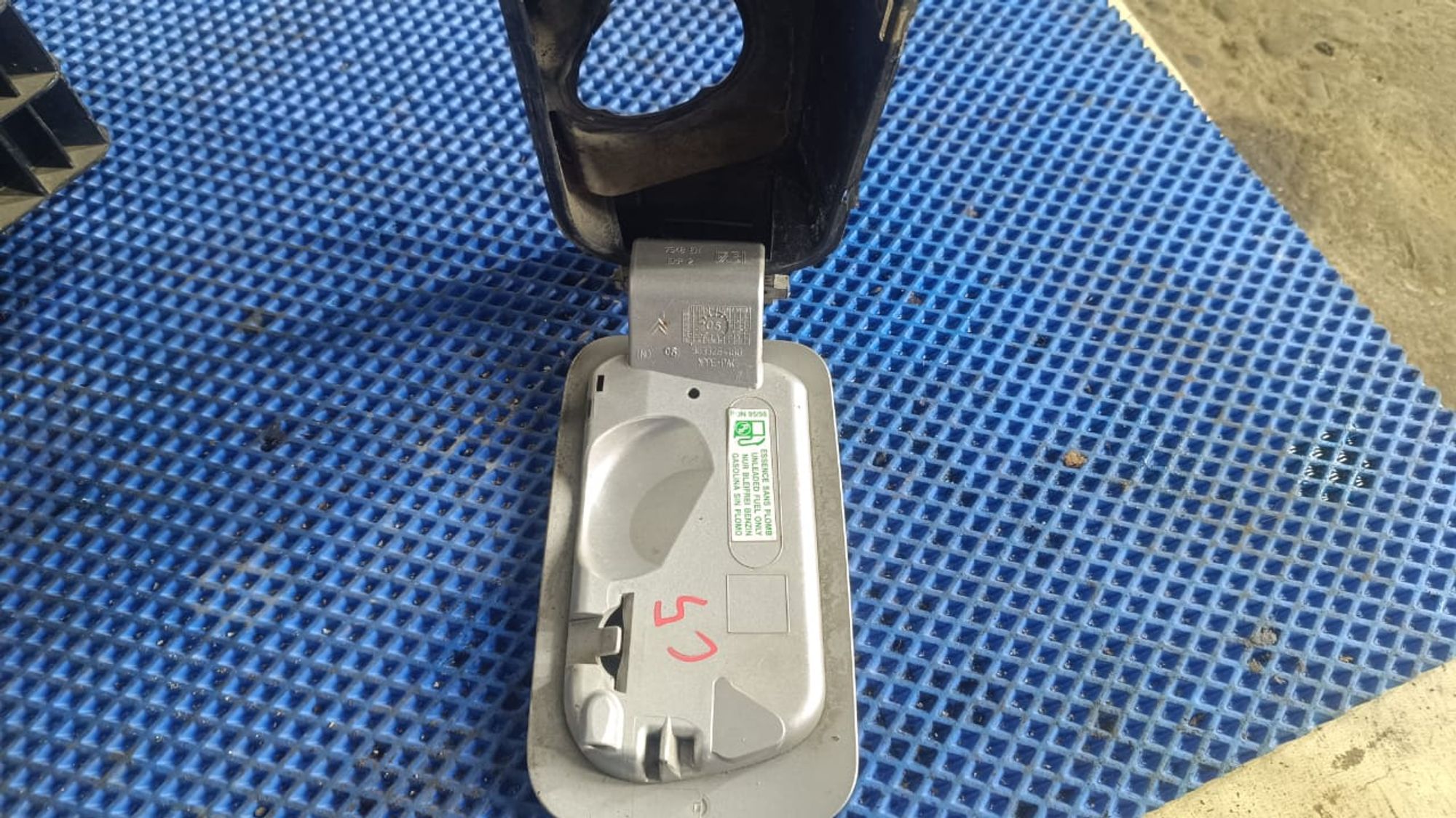 https://gcs.partsauto.market/rn-stockpro.appspot.com/thmbs/userImages/72ad5fba4727bffbc6ea9a8c61494201/part/cd391d90-bc99-4d34-8bd5-09ef39426be4_1747046196839.jpg