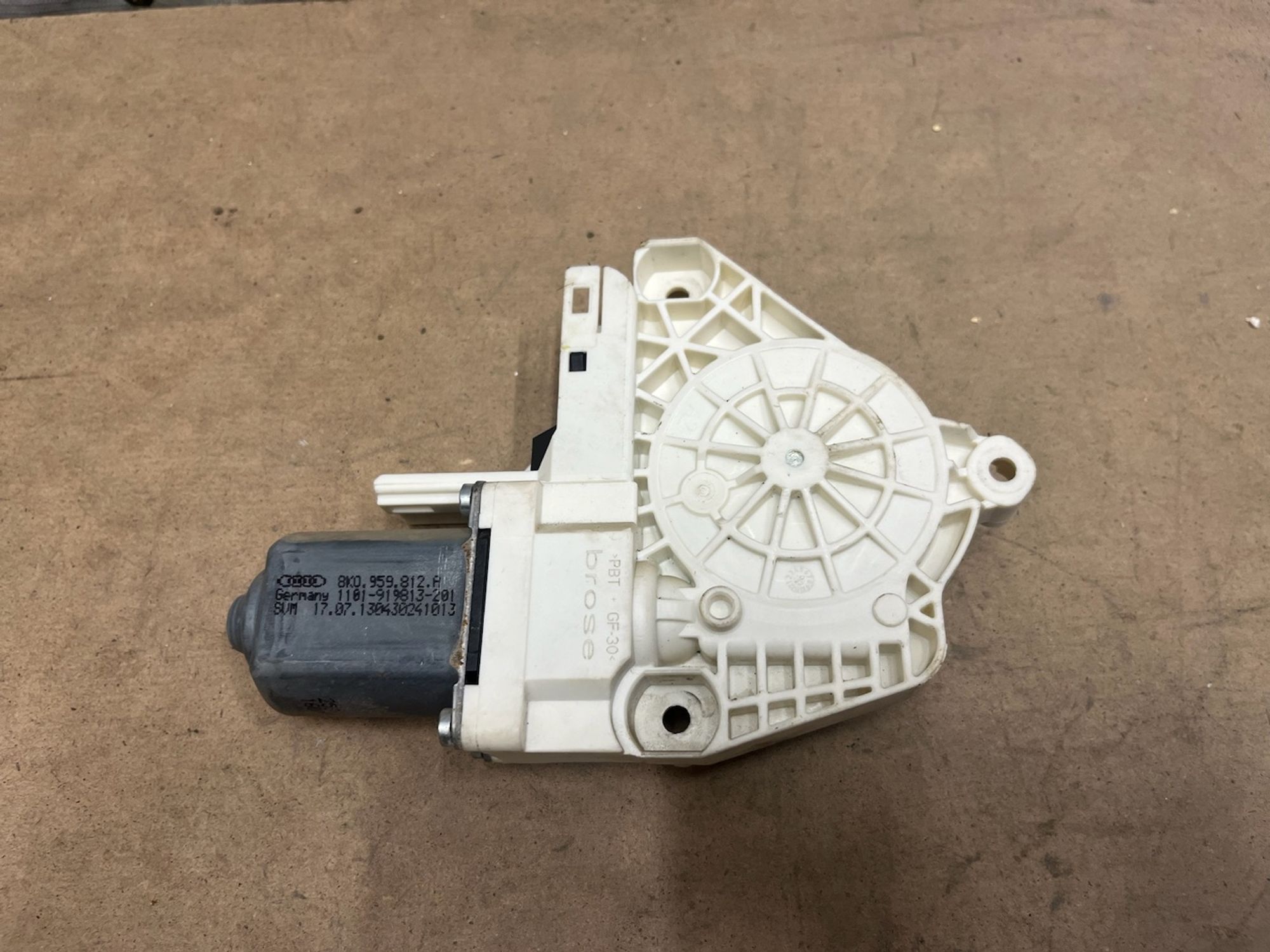 https://gcs.partsauto.market/rn-stockpro.appspot.com/thmbs/userImages/74b999aff9da8d5a09f9ff26dc196135/part/796b1d64-f123-4f0b-b497-b51da9de42ed_1750316181436.jpg