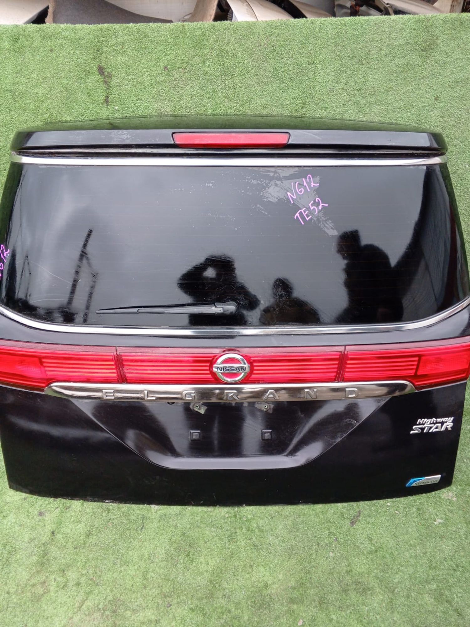 612 Дверь багажника Nissan Elgrand TE52