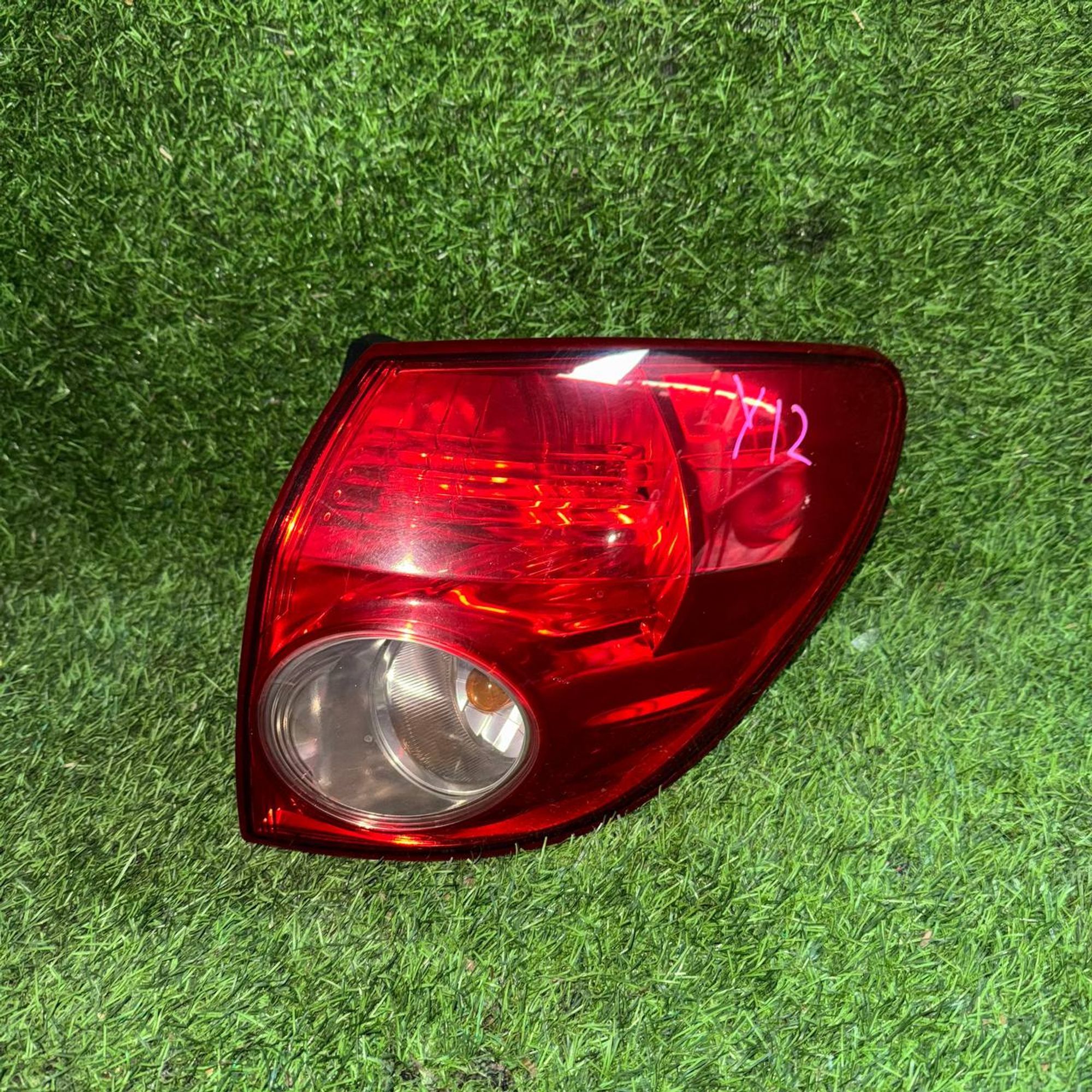 1588 Фонарь задний правый Nissan Wingroad Y12