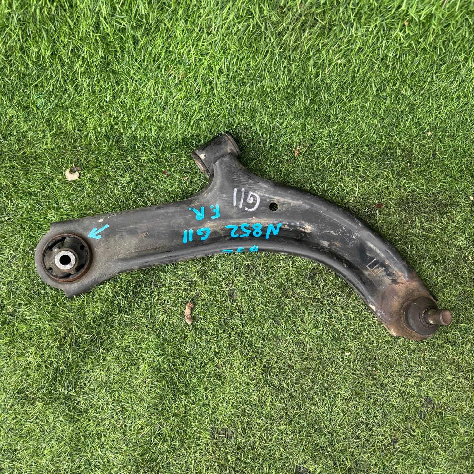 852 Рычаг F/R нижний Nissan Bluebird Sylphy G11