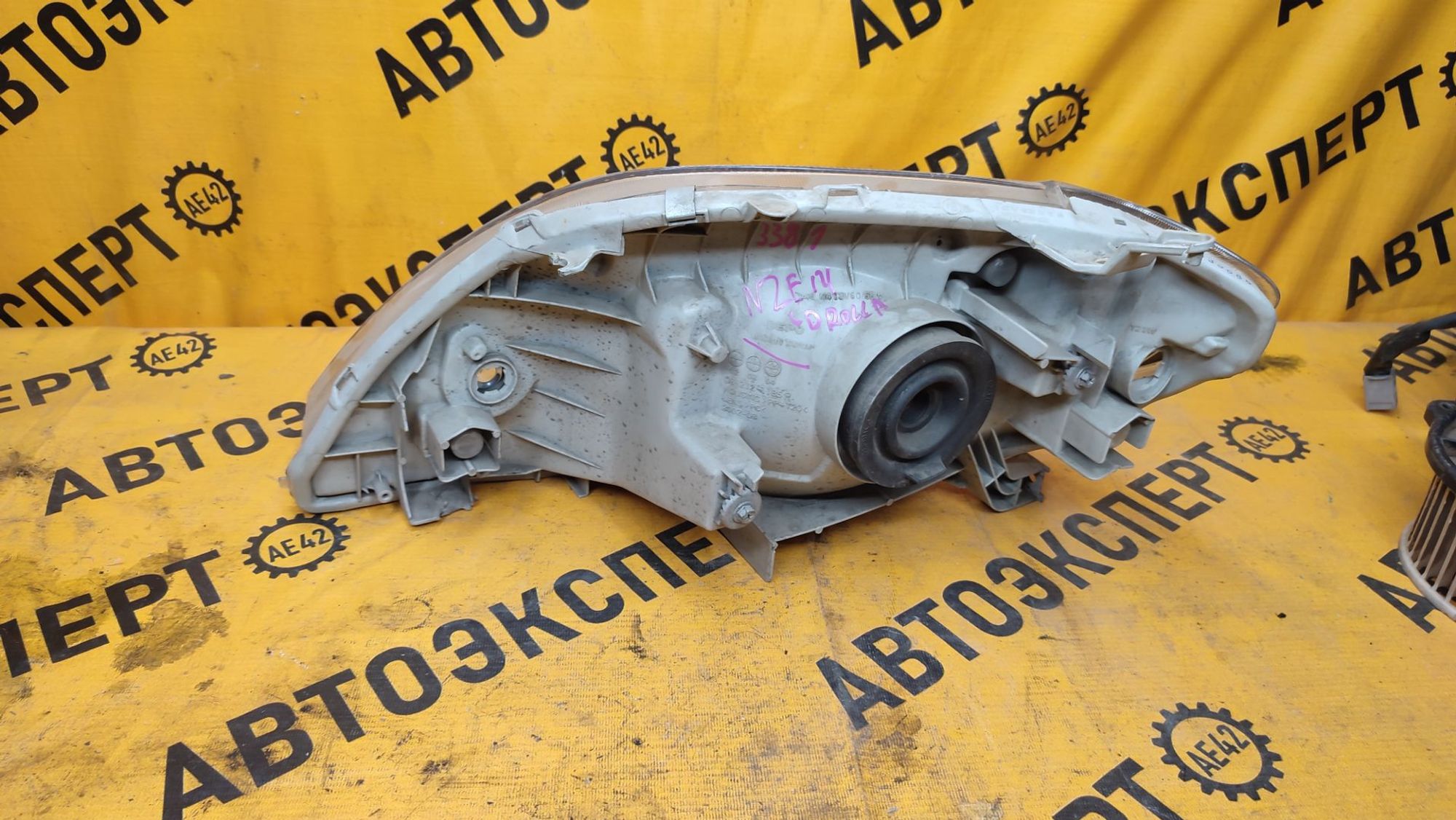 Фара левая Toyota Corolla NZE120 12469 хром