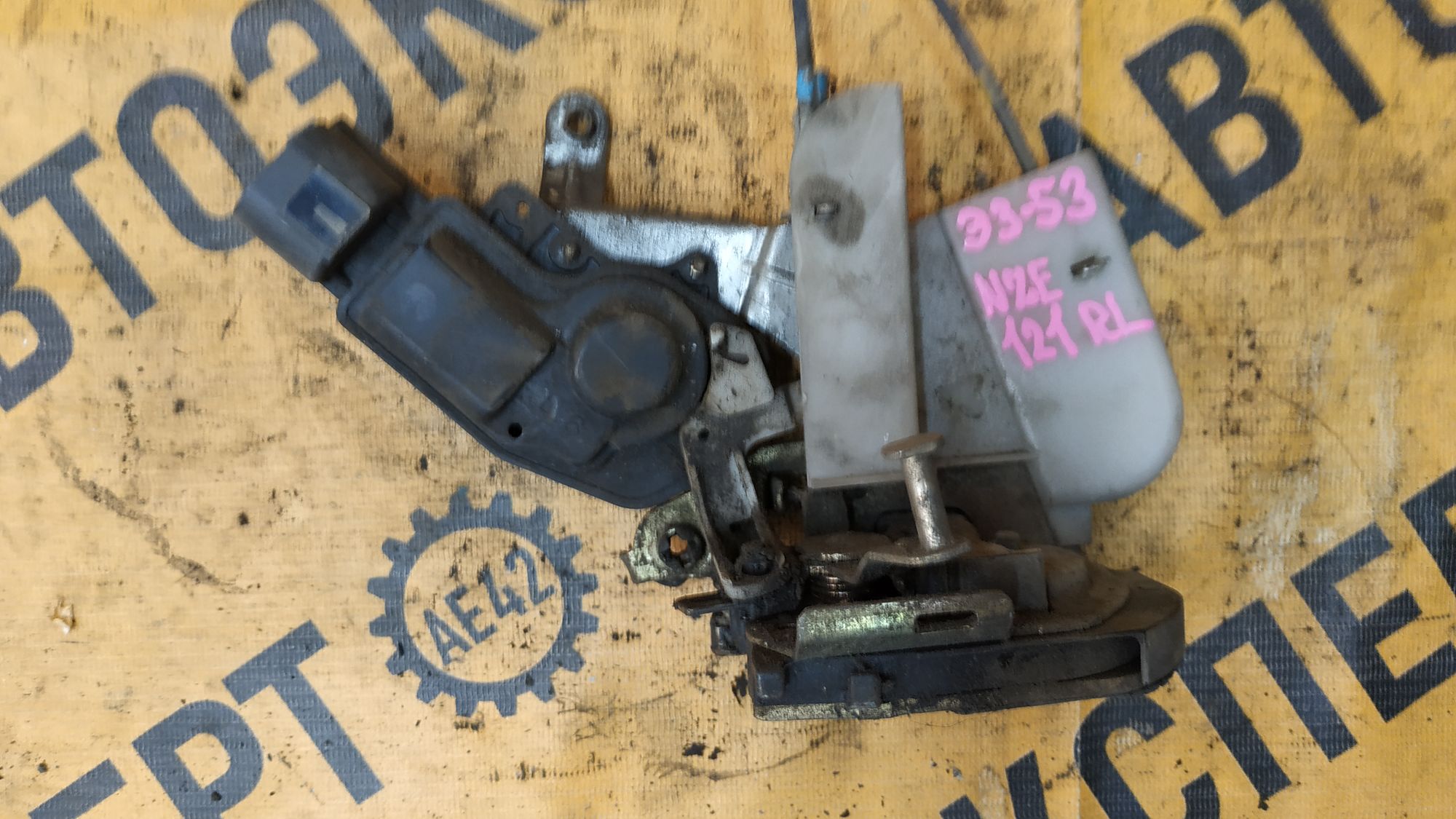 Замок задней левой двери Toyota Corolla NZE120