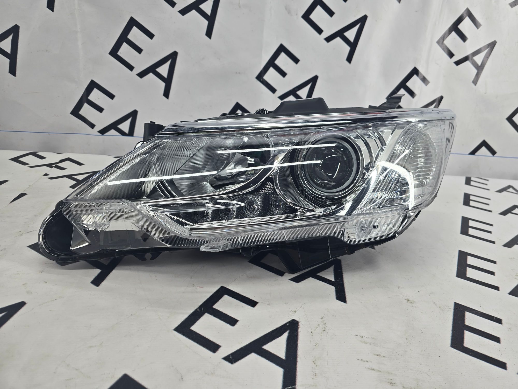 Фара левая Toyota Camry 55 (2014—2018) галоген