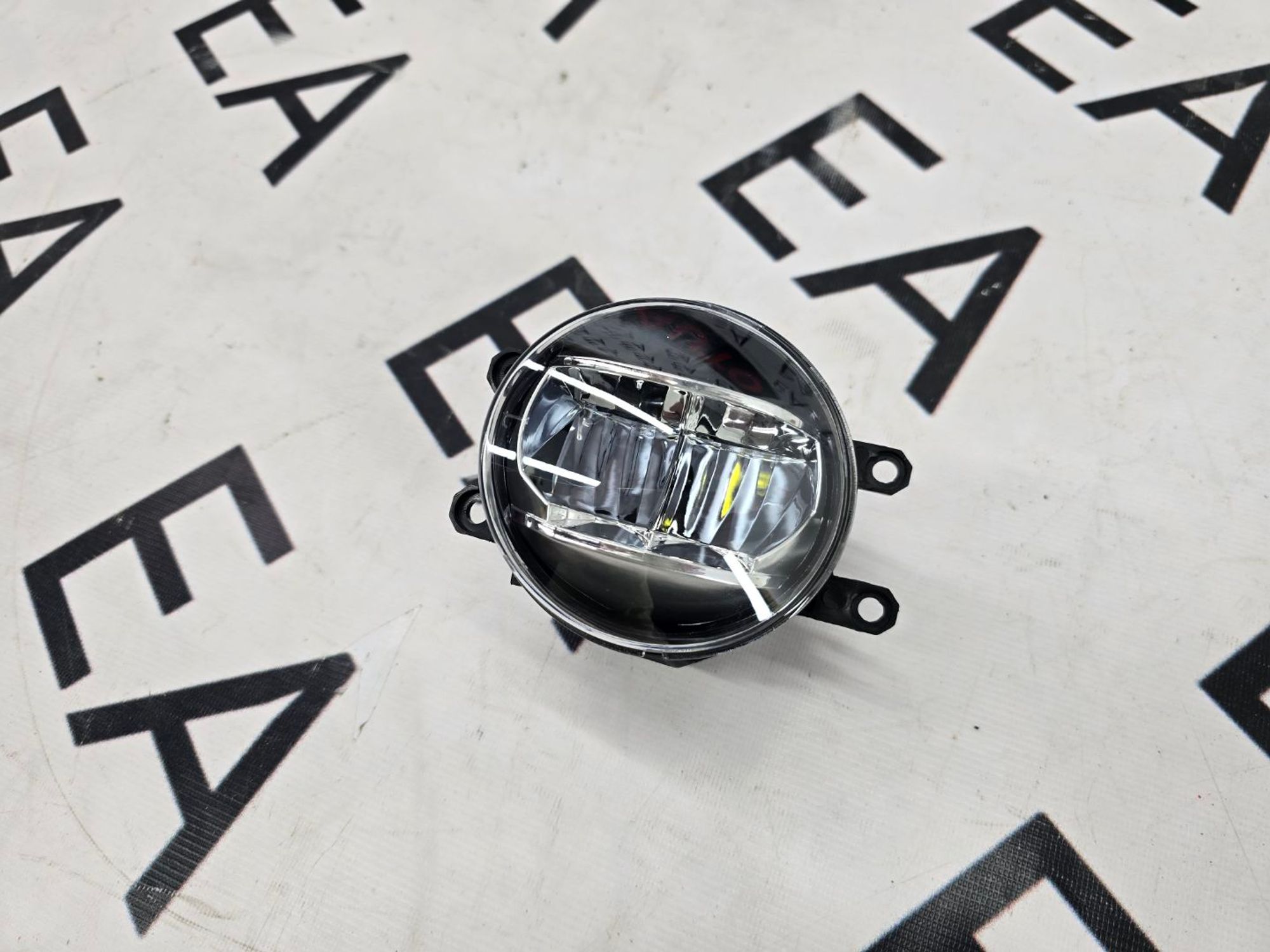 Фара противотуманная левая Toyota Camry 55 LED