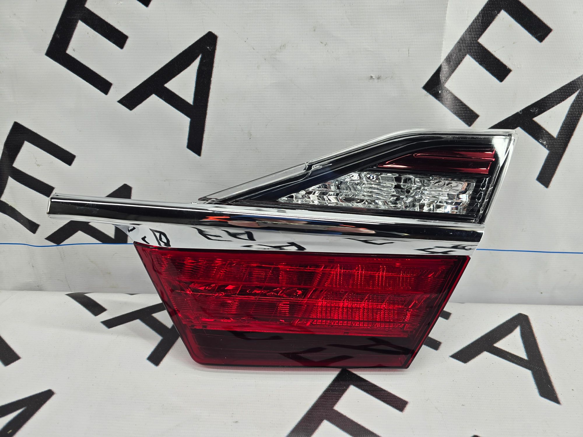 Фонарь правый в крышку багажника Toyota Camry 55 