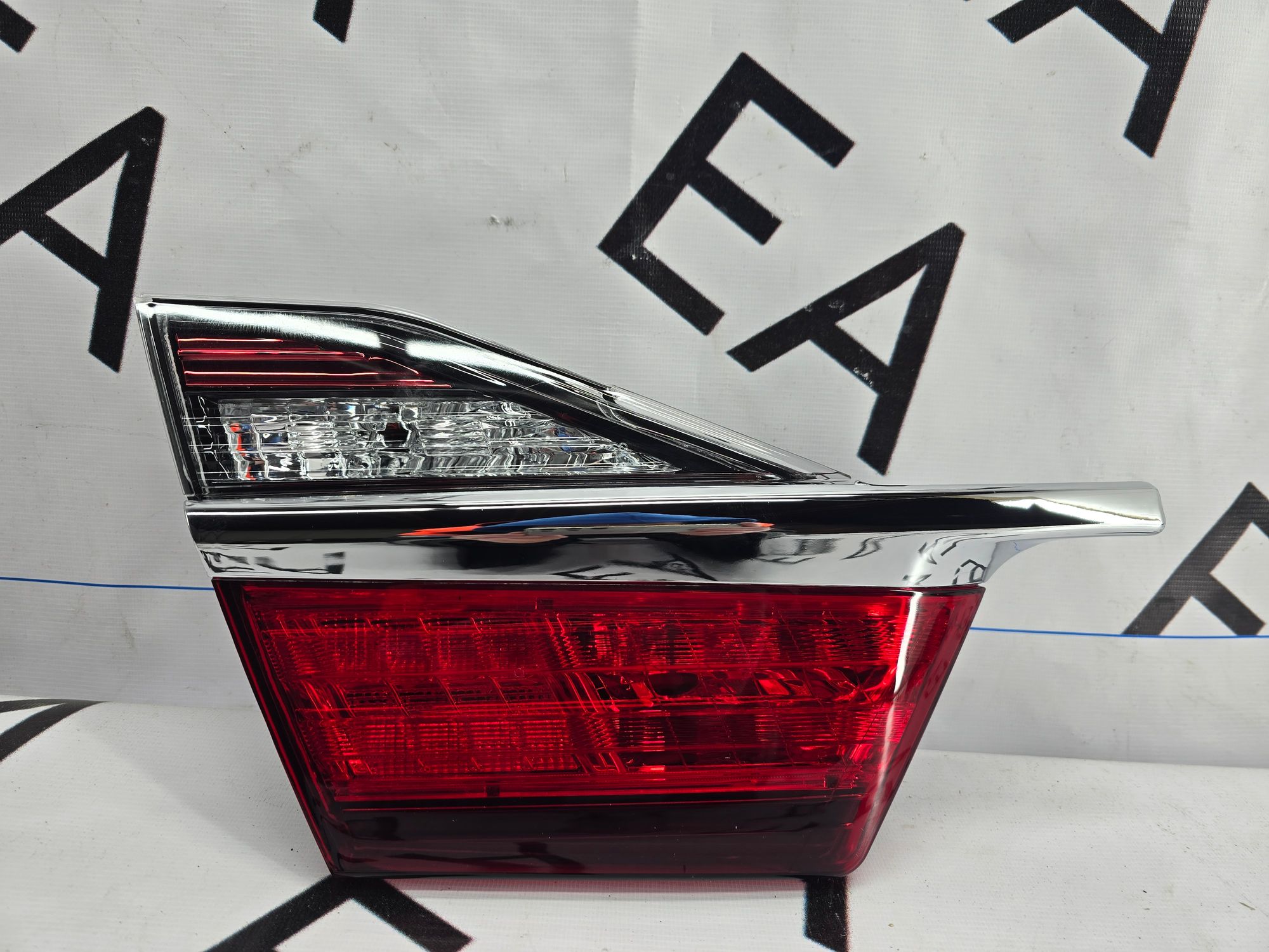 Фонарь левый в крышку багажника Toyota Camry 55 (2014—2018)