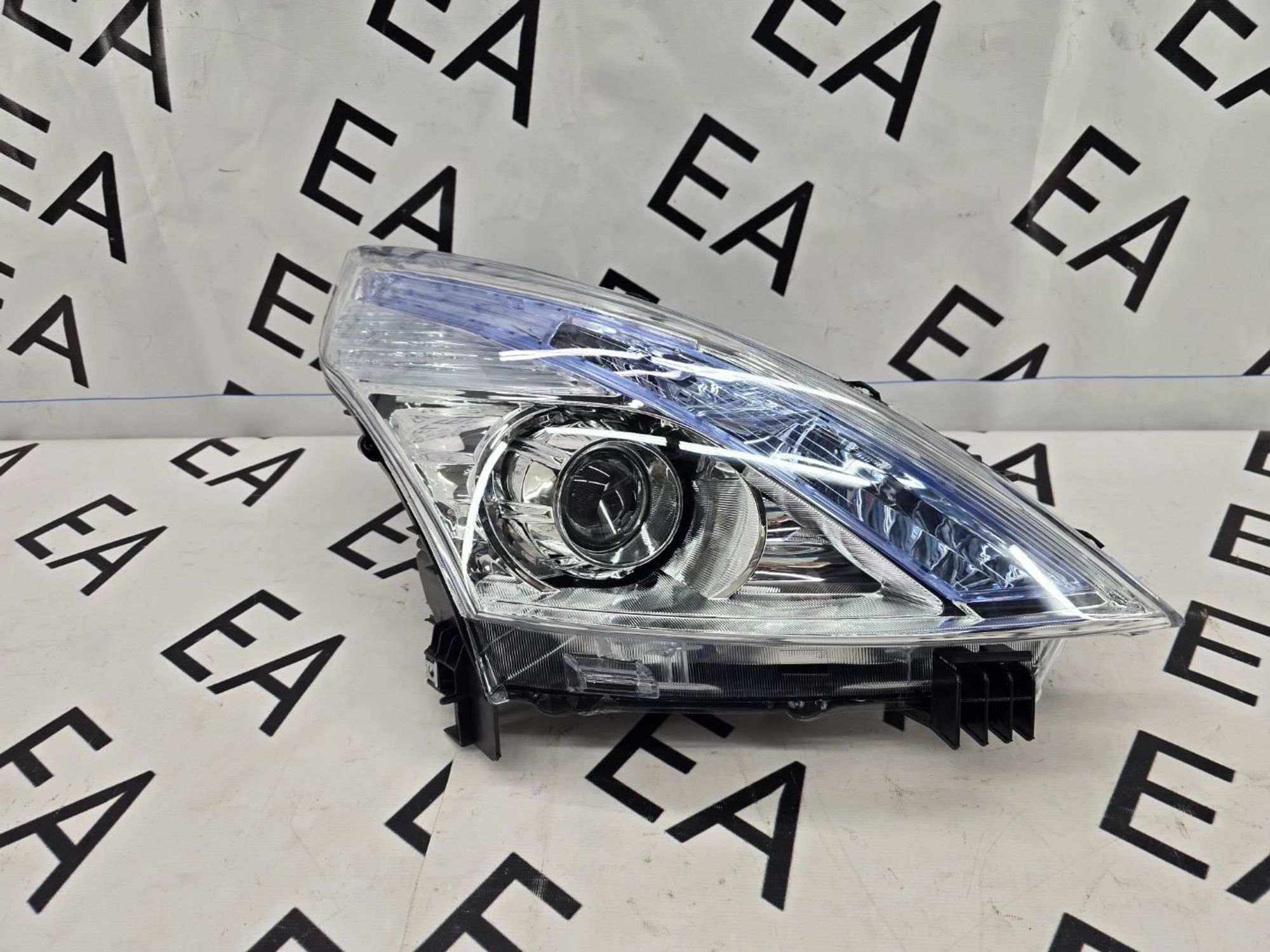 Фара правая Nissan Teana J32 рестайлинг ксенон