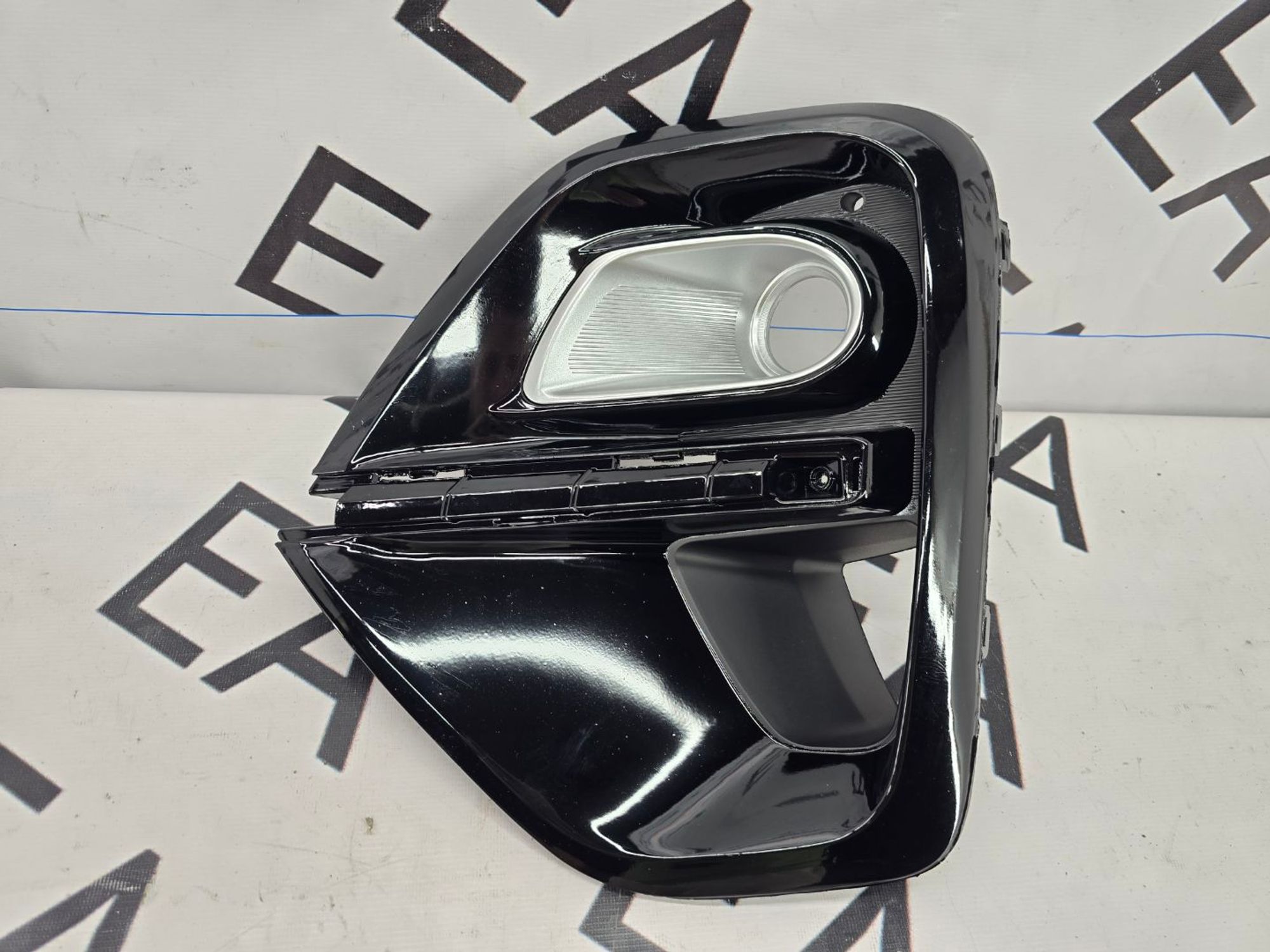 Оправа противотуманной фары левая Kia Sportage IV