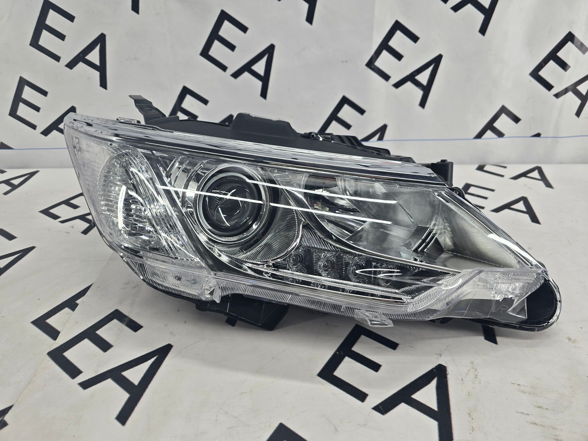 Фара правая Toyota Camry 55 (2014—2018) галоген