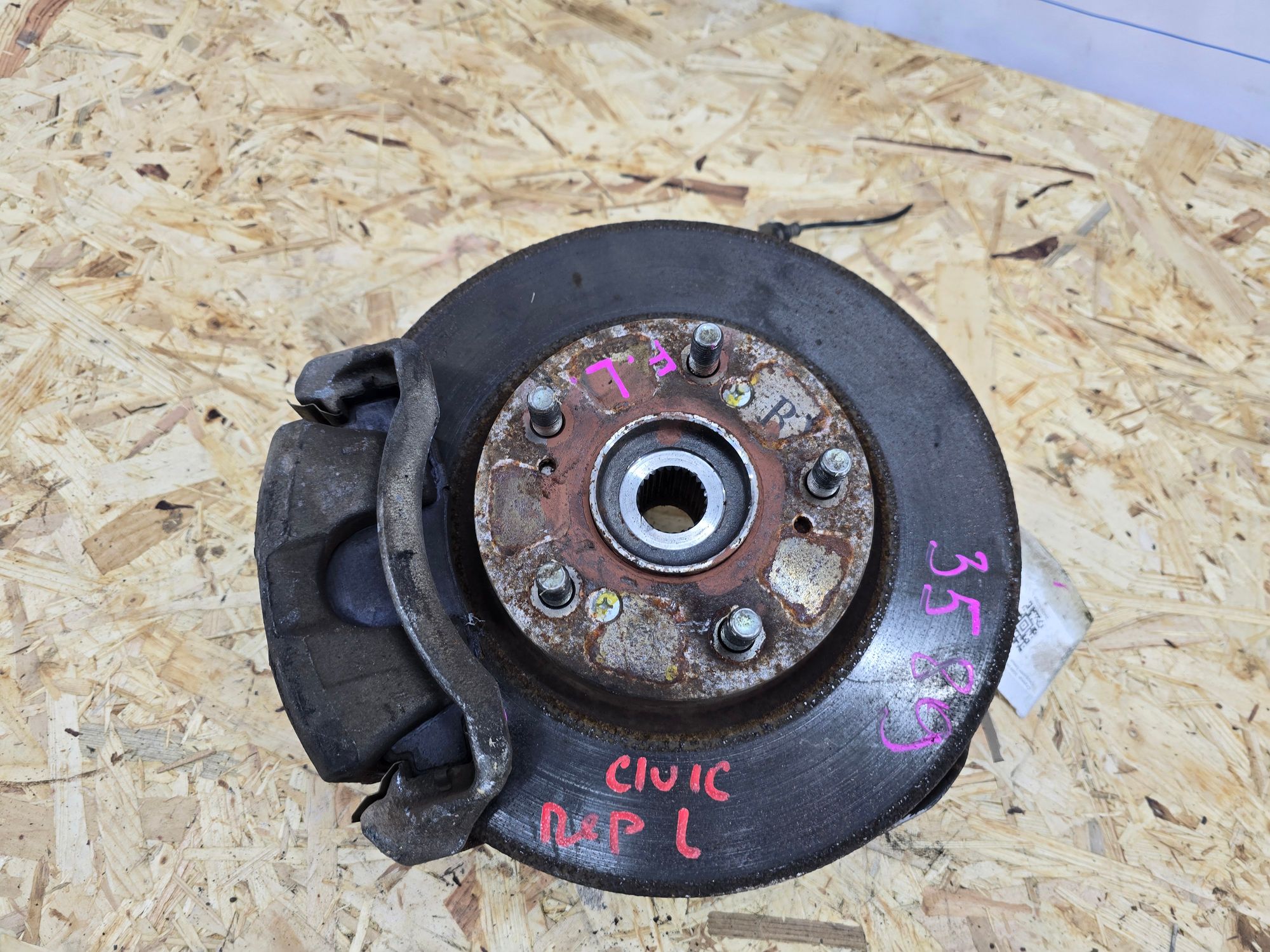 Поворотный кулак левый Honda Civic 4D FD 2005-2012
