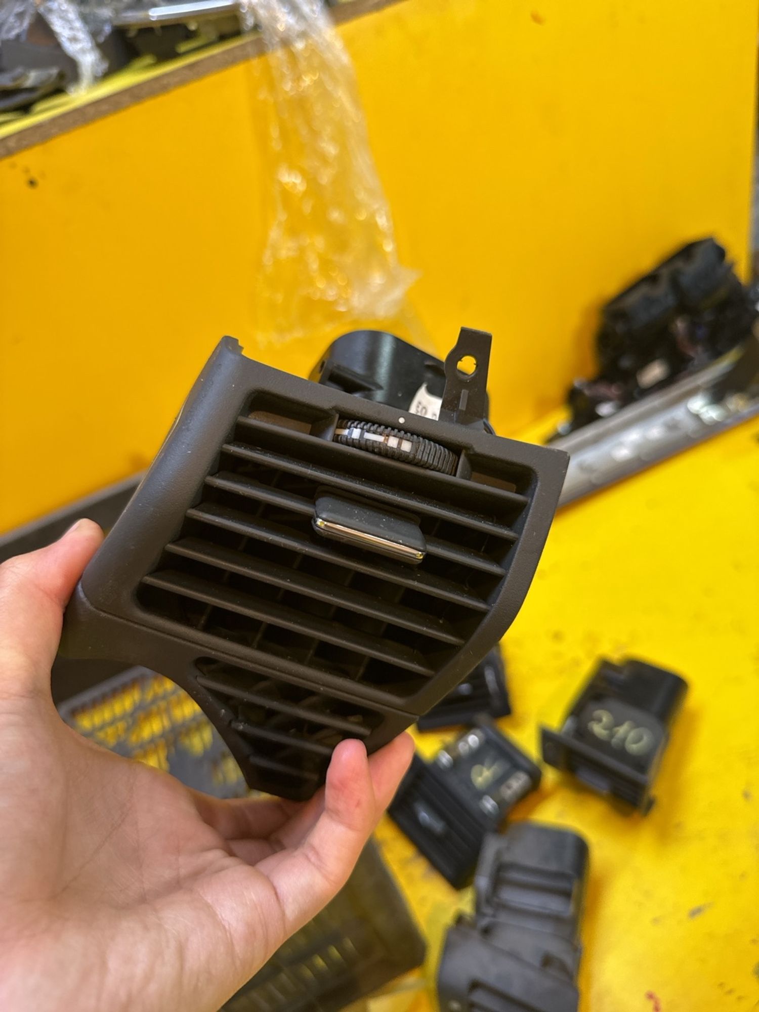 https://gcs.partsauto.market/rn-stockpro.appspot.com/thmbs/userImages/c566b97a16b148191013c3a1016369ae/part/5f888529-1d39-4a14-857f-b1fabe5f01a2_1747479499695.jpg