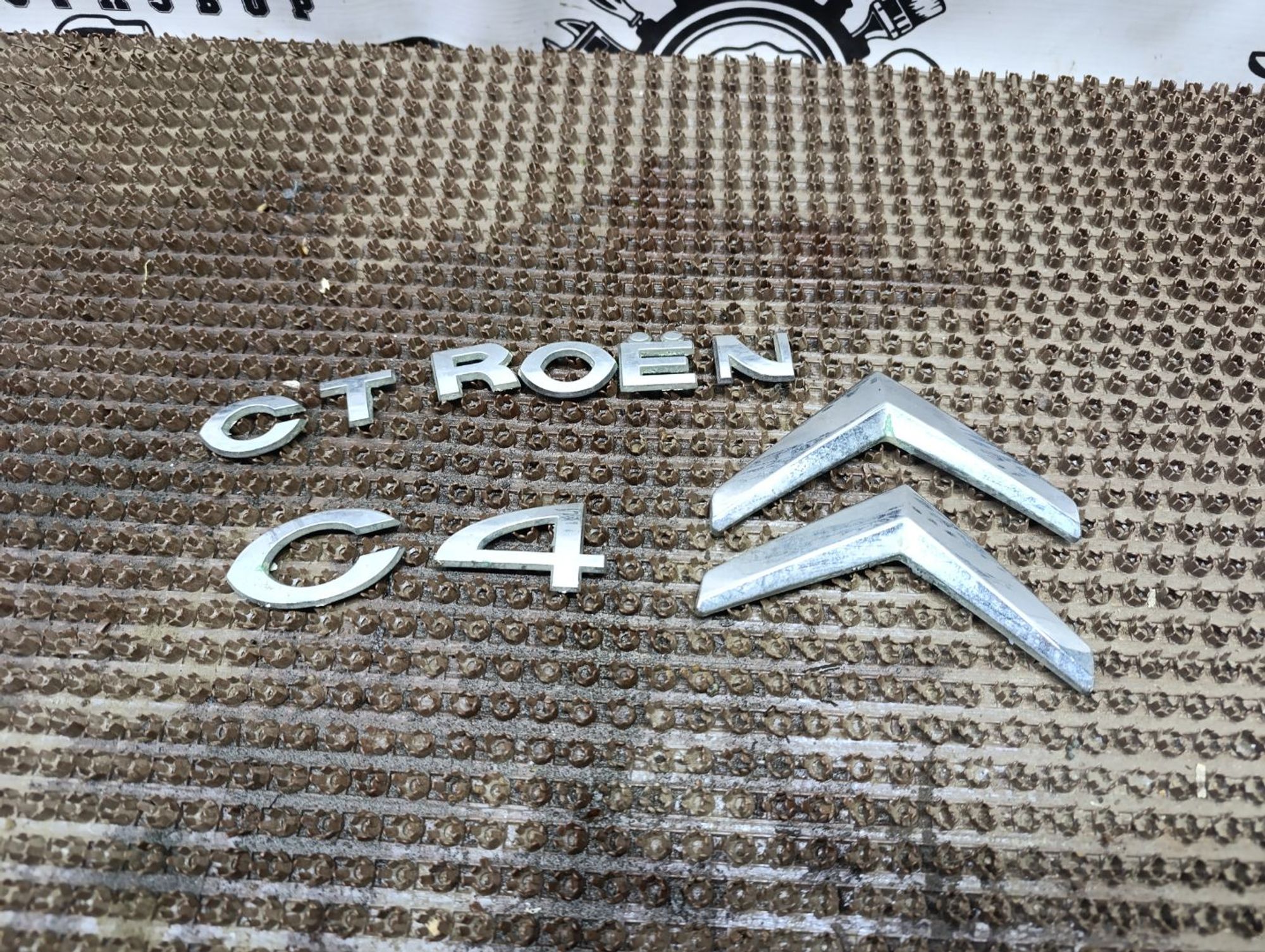 Эмблема Citroen C4, I 2006