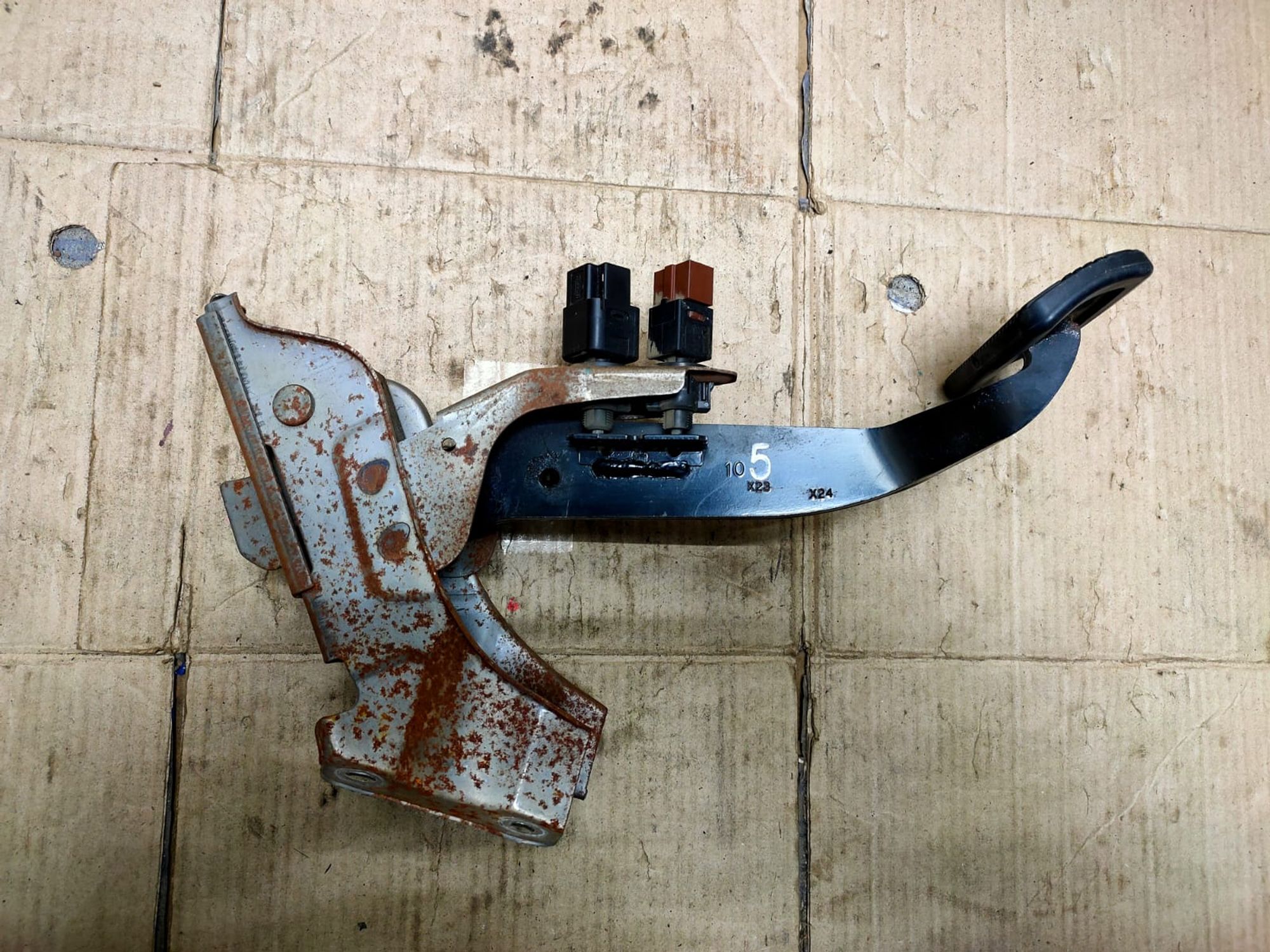 https://gcs.partsauto.market/rn-stockpro.appspot.com/thmbs/userImages/d89d66a30f14dbad161fb7a986aa0fe5/part/fe39ed1a-2db3-4745-9875-2572c7f6944e_1746286823595.jpg