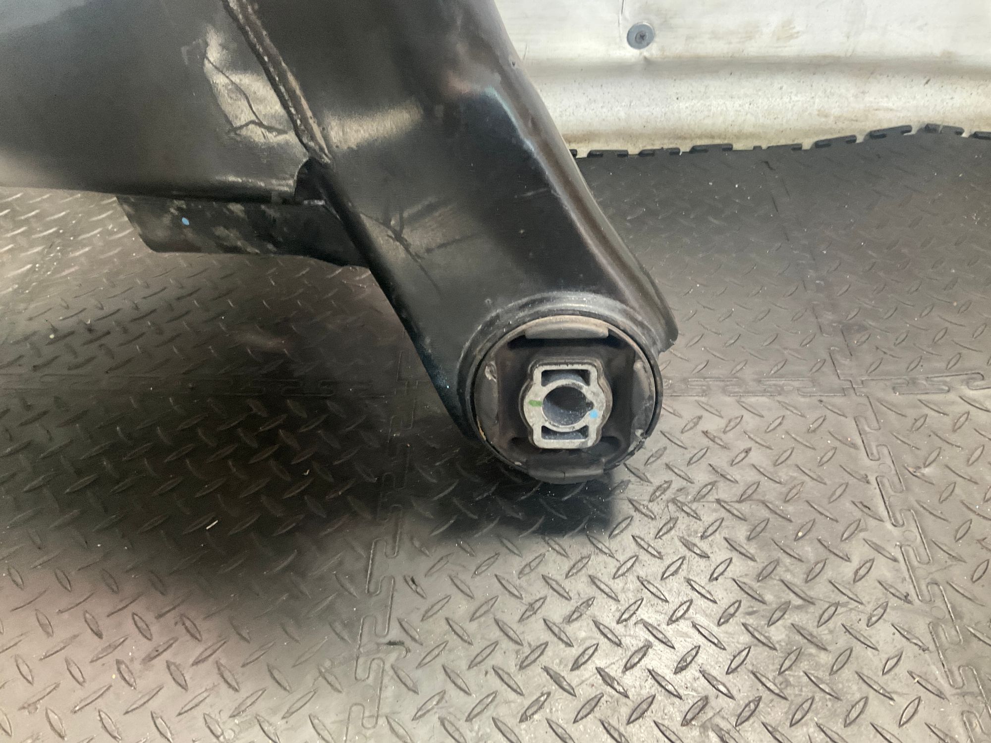 https://gcs.partsauto.market/rn-stockpro.appspot.com/thmbs/userImages/h353NjtZg3VDP19b5HMt7LlpbQ93/part/72a6b319-956d-46d9-b935-313b445eac70_1747915176091.jpg