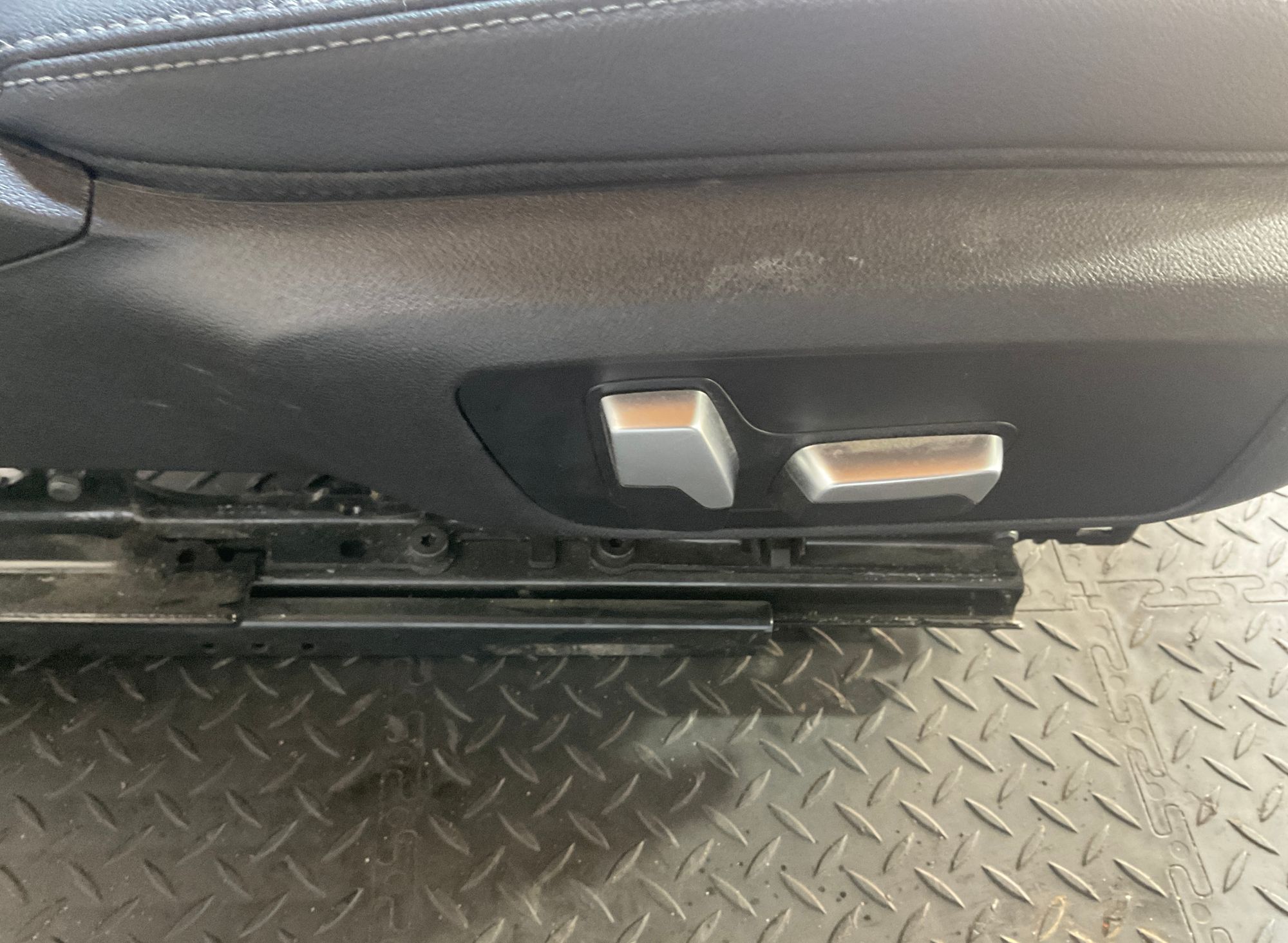 https://gcs.partsauto.market/rn-stockpro.appspot.com/thmbs/userImages/h353NjtZg3VDP19b5HMt7LlpbQ93/part/964c0563-b98e-4598-85f2-52ee8312edb6_1747900950197.jpg