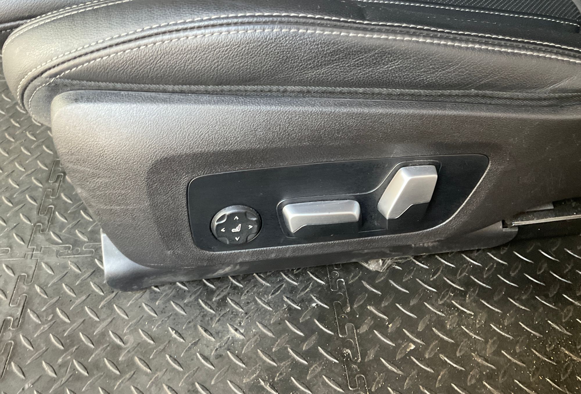 https://gcs.partsauto.market/rn-stockpro.appspot.com/thmbs/userImages/h353NjtZg3VDP19b5HMt7LlpbQ93/part/d5787240-e723-4fe6-a981-278f79a3799a_1747900946269.jpg