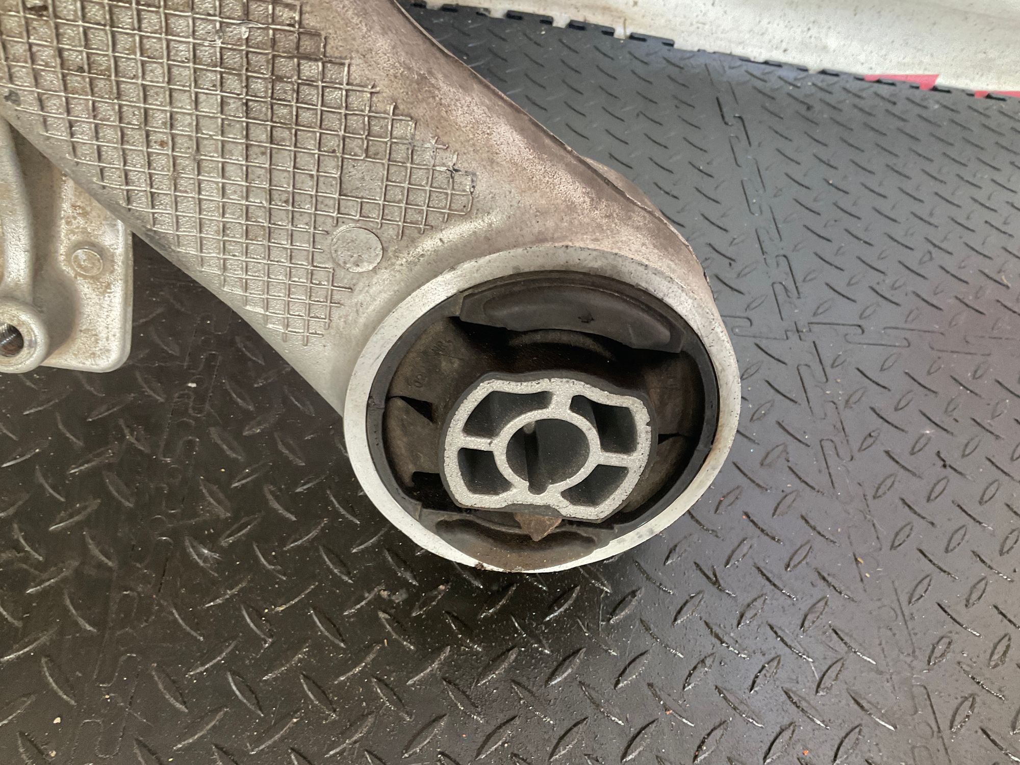 https://gcs.partsauto.market/rn-stockpro.appspot.com/thmbs/userImages/h353NjtZg3VDP19b5HMt7LlpbQ93/part/f2520518-9e7c-4759-b743-1b60339d0f34_1745832546800.jpg